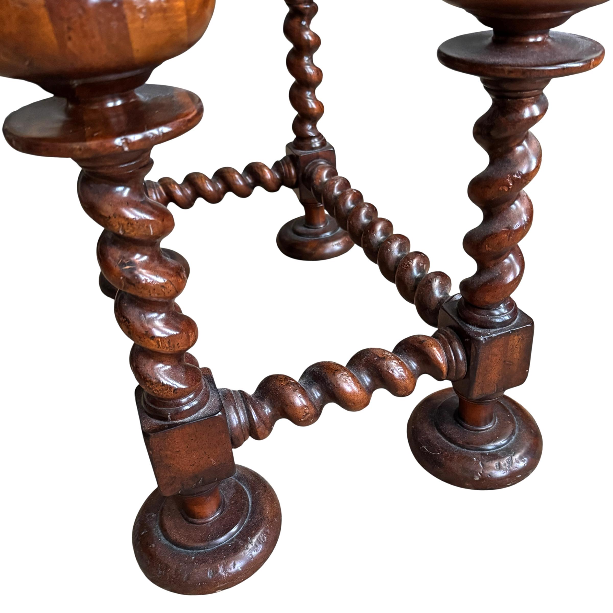 Table d'appoint ornementée d'inspiration portugaise en vente 2