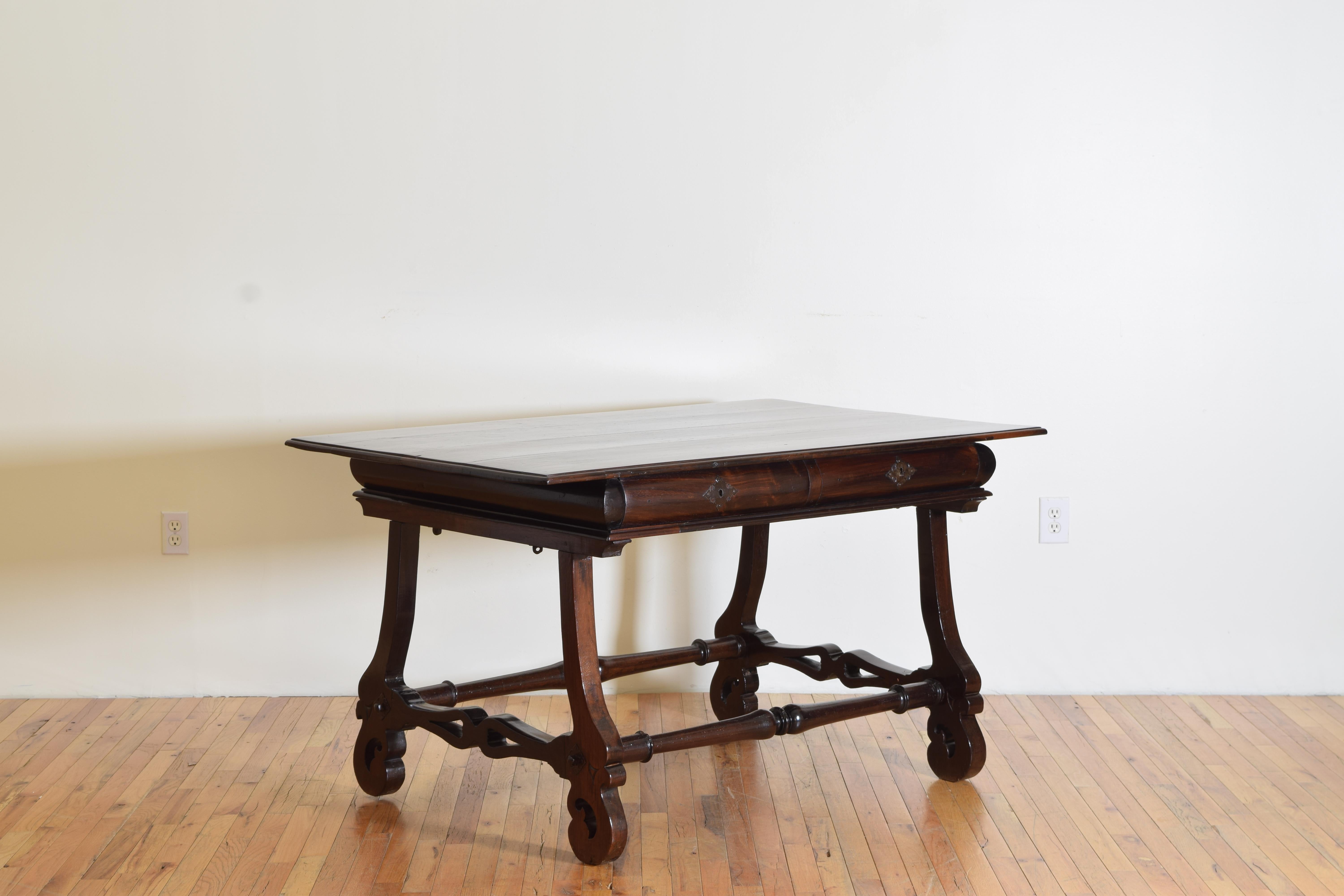 Portuguese Late Baroque Rosewood 2-Drawer Center Table or Desk, 18th Century In Good Condition For Sale In Atlanta, GA