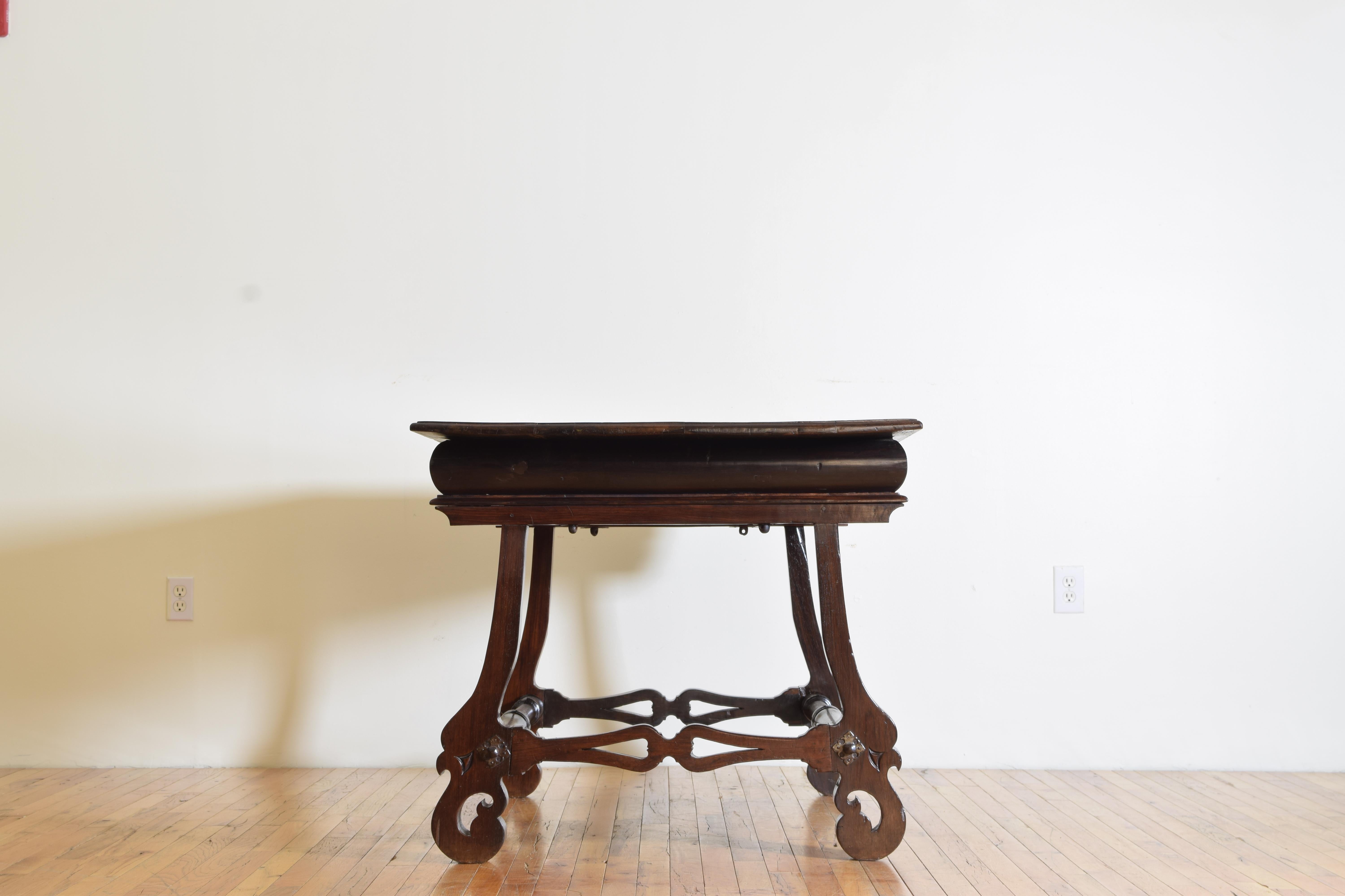 Portuguese Late Baroque Rosewood 2-Drawer Center Table or Desk, 18th Century For Sale 1
