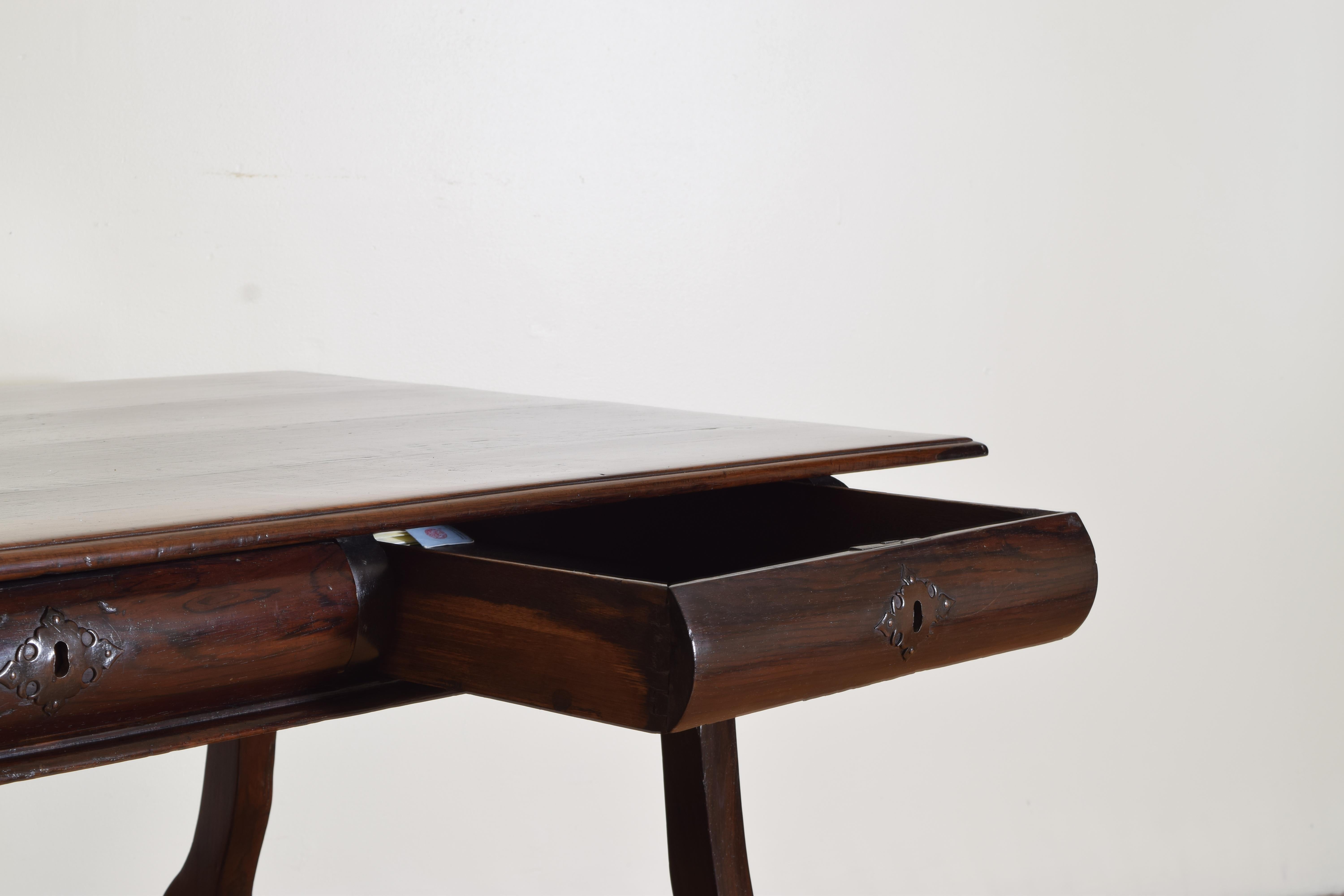 Beistelltisch oder Schreibtisch aus Palisanderholz mit 2 Schubladen im portugiesischen späten Barockstil, 18. Jahrhundert im Angebot 1