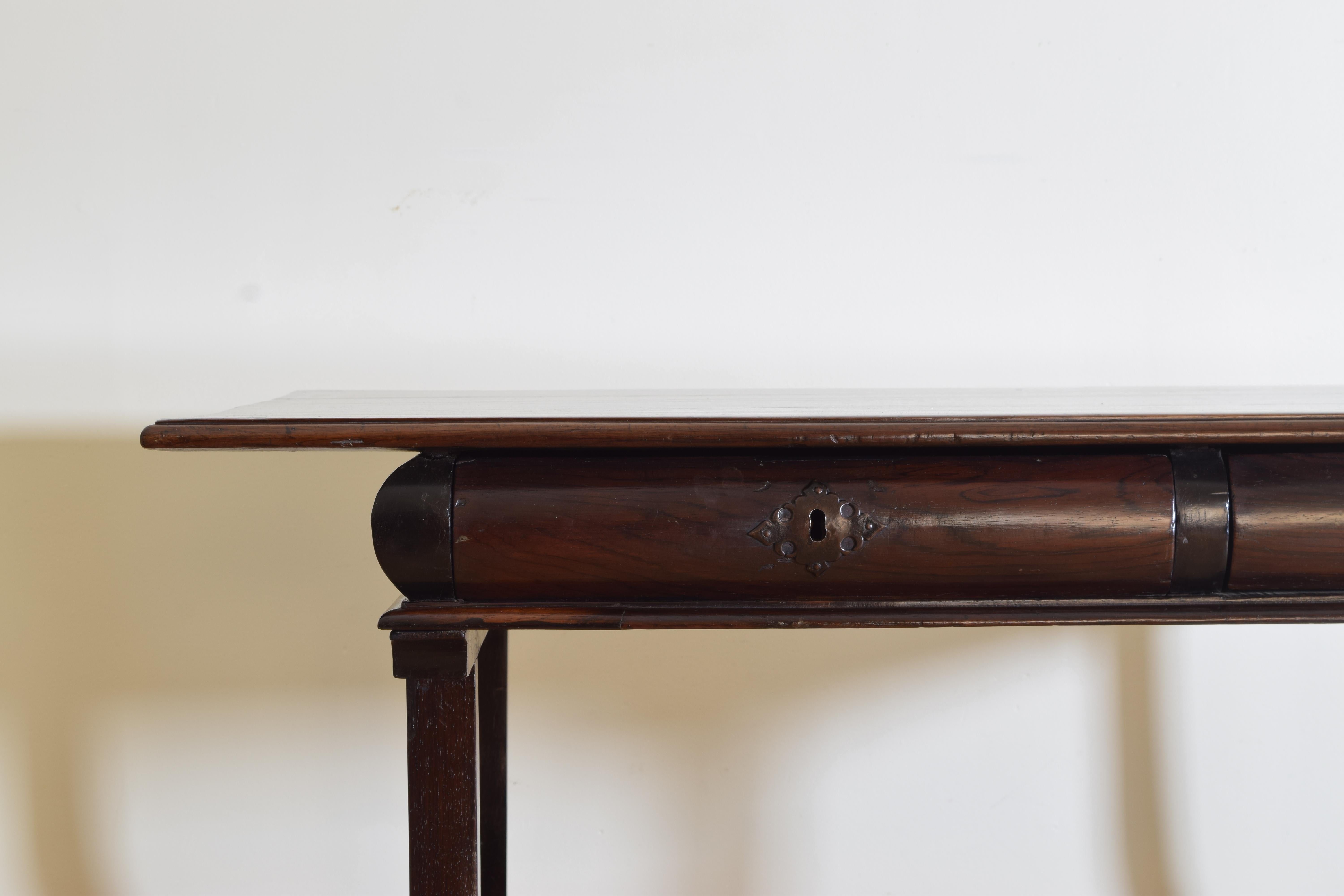Beistelltisch oder Schreibtisch aus Palisanderholz mit 2 Schubladen im portugiesischen späten Barockstil, 18. Jahrhundert im Angebot 2