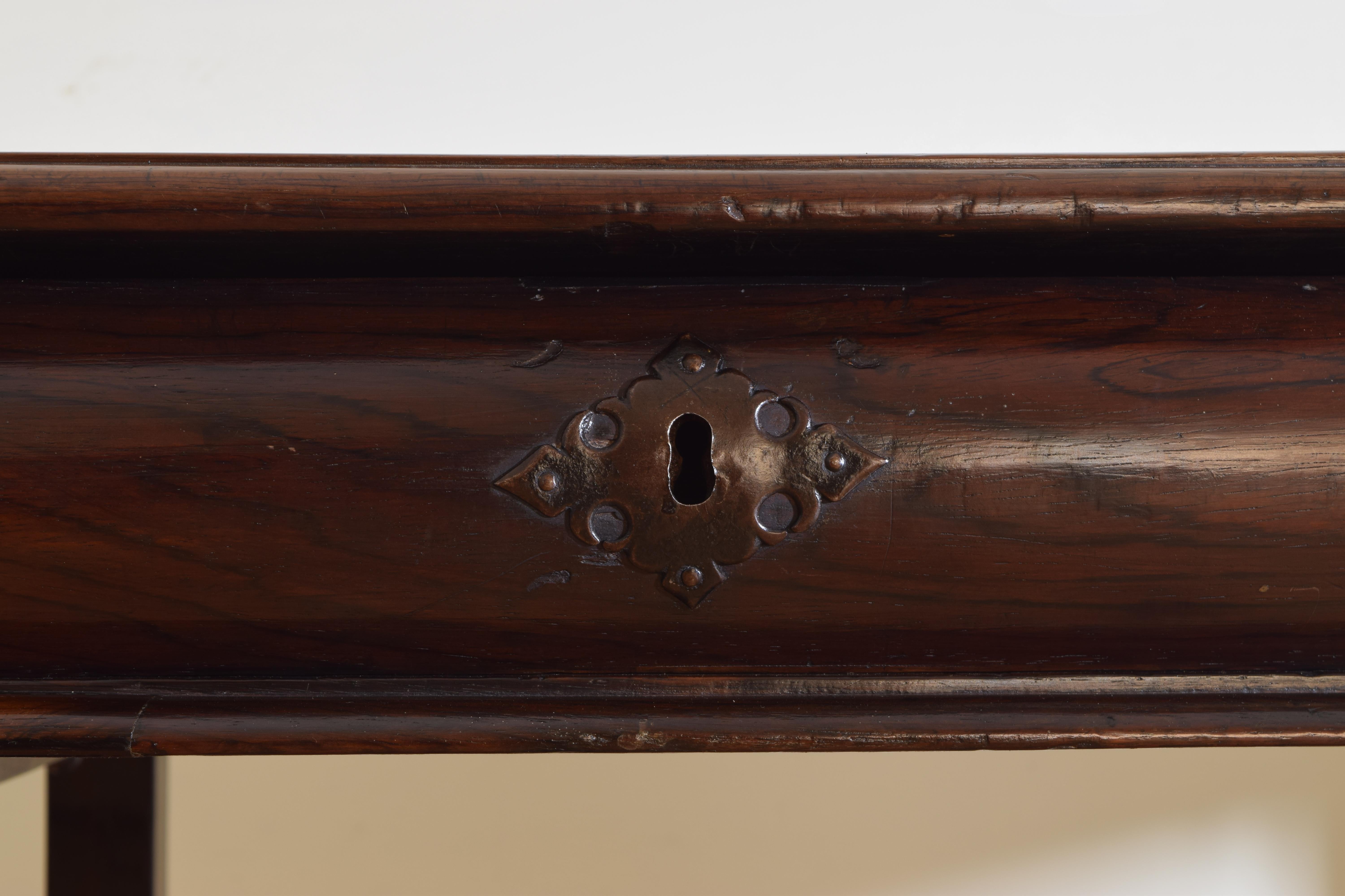 Beistelltisch oder Schreibtisch aus Palisanderholz mit 2 Schubladen im portugiesischen späten Barockstil, 18. Jahrhundert im Angebot 3
