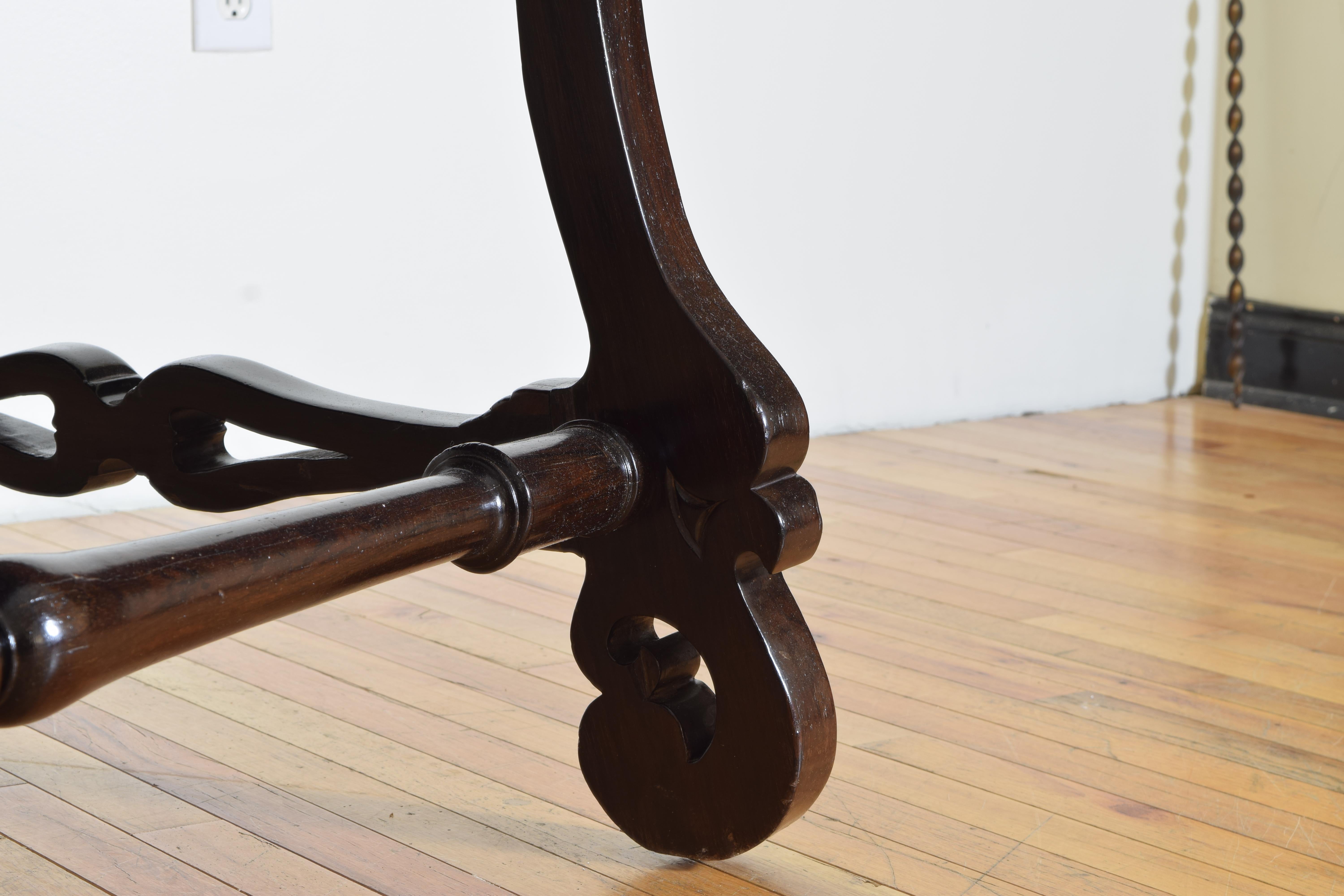 Portuguese Late Baroque Rosewood 2-Drawer Center Table or Desk, 18th Century For Sale 5