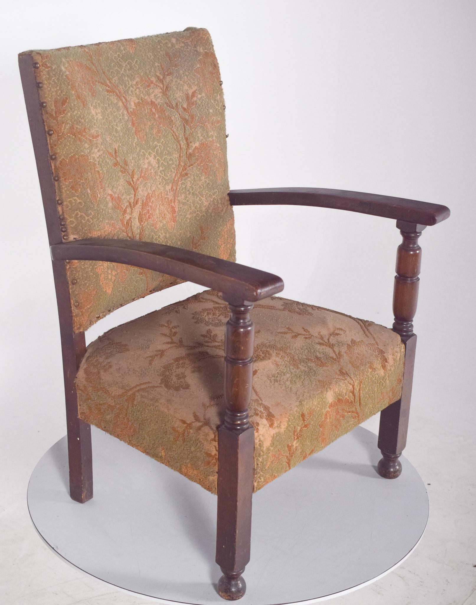 Fauteuil bas portugais avec dossier et assise tapissés État moyen - En vente à Lisboa, Lisboa