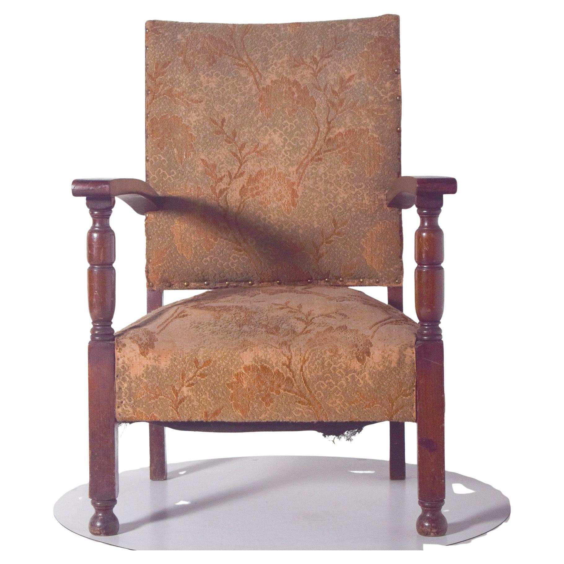Fauteuil bas portugais avec dossier et assise tapissés en vente