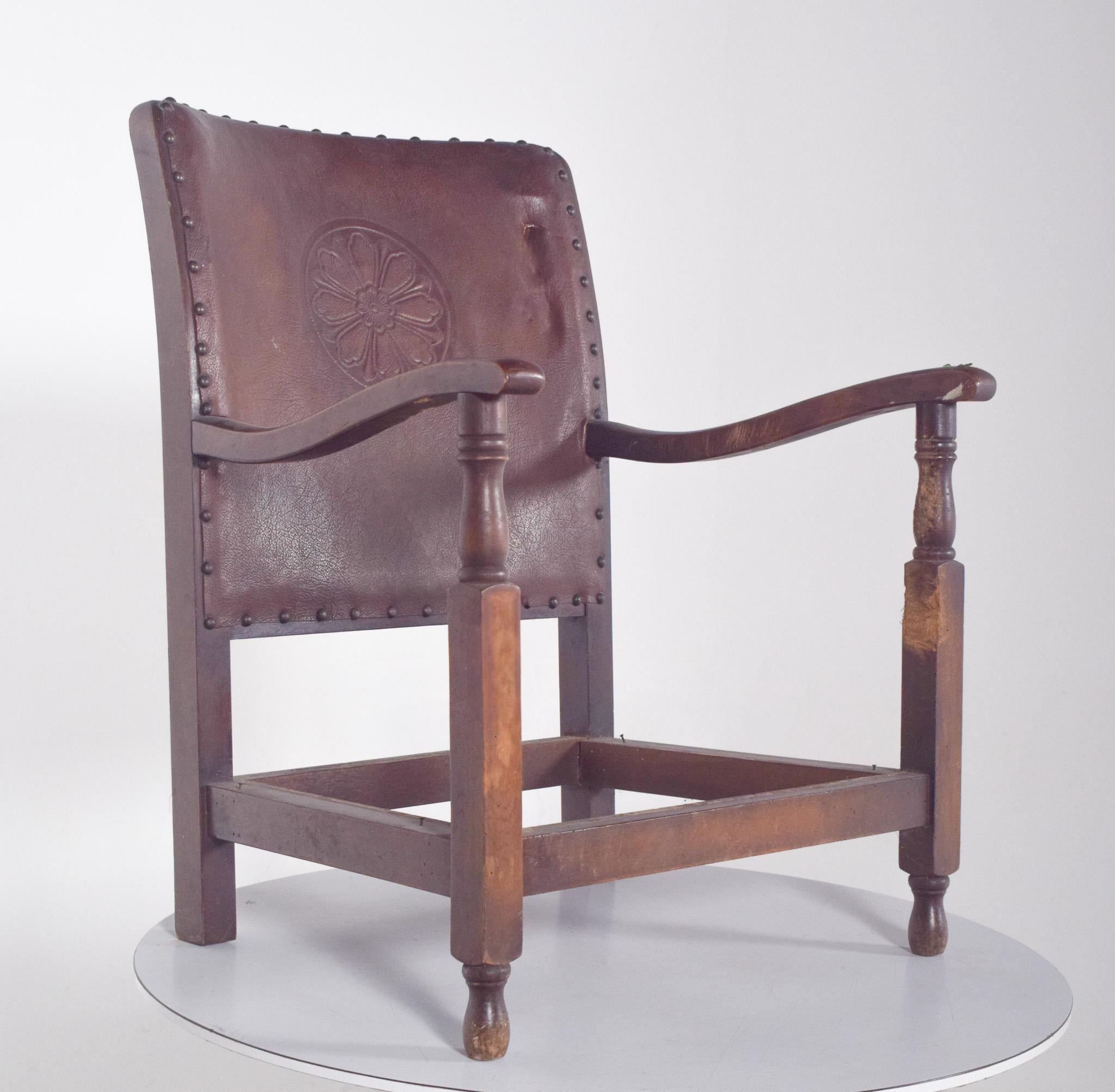 Chaise basse portugaise avec dossier en cuir en vente 3