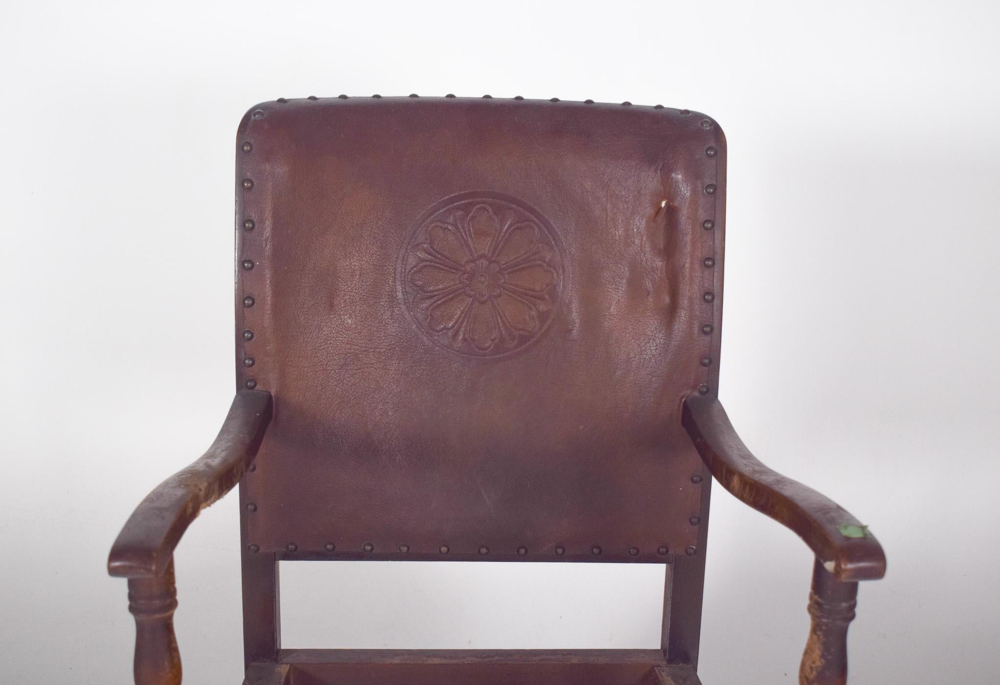 Portugais Chaise basse portugaise avec dossier en cuir en vente