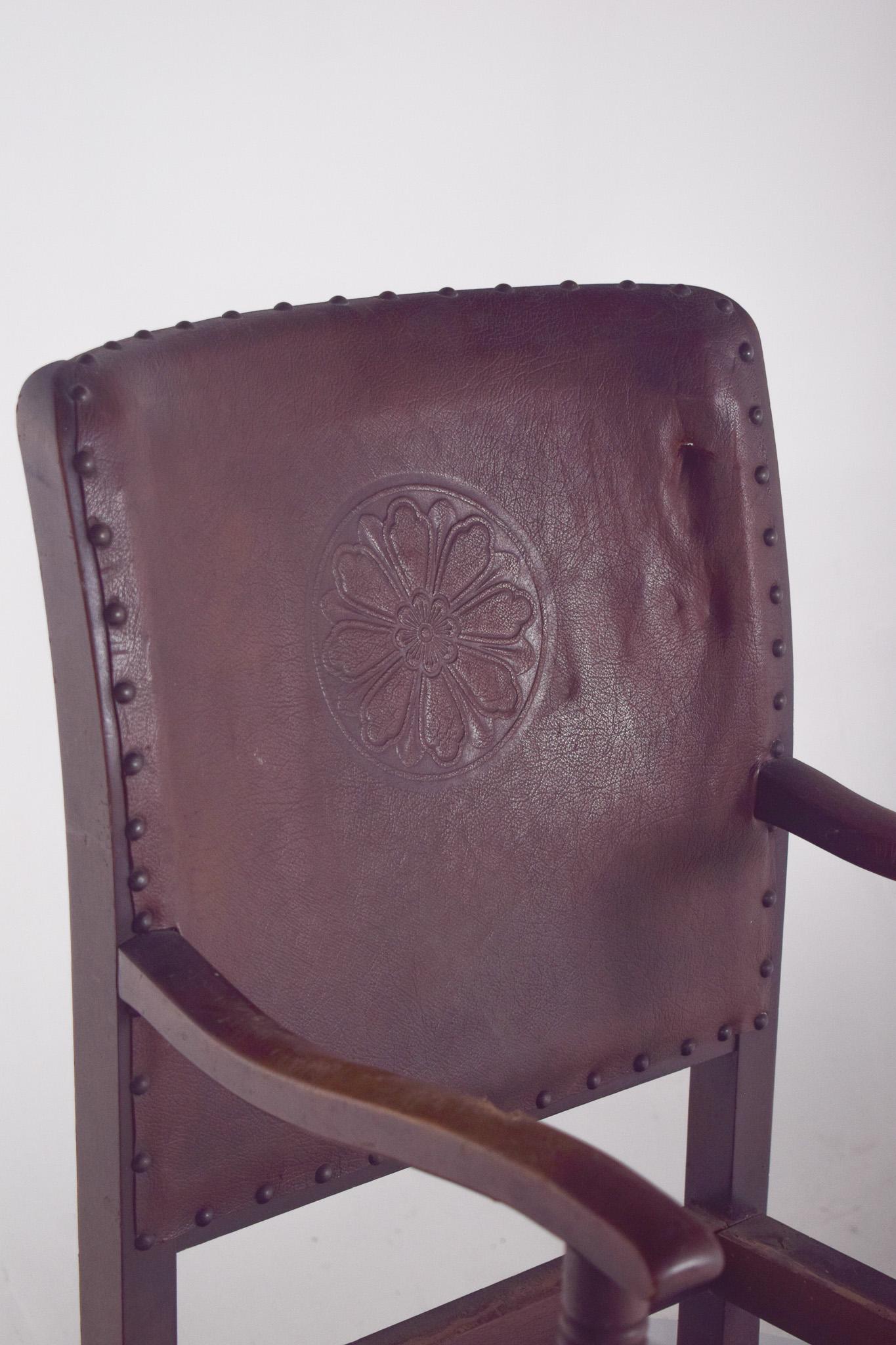 Chaise basse portugaise avec dossier en cuir État moyen - En vente à Lisboa, Lisboa