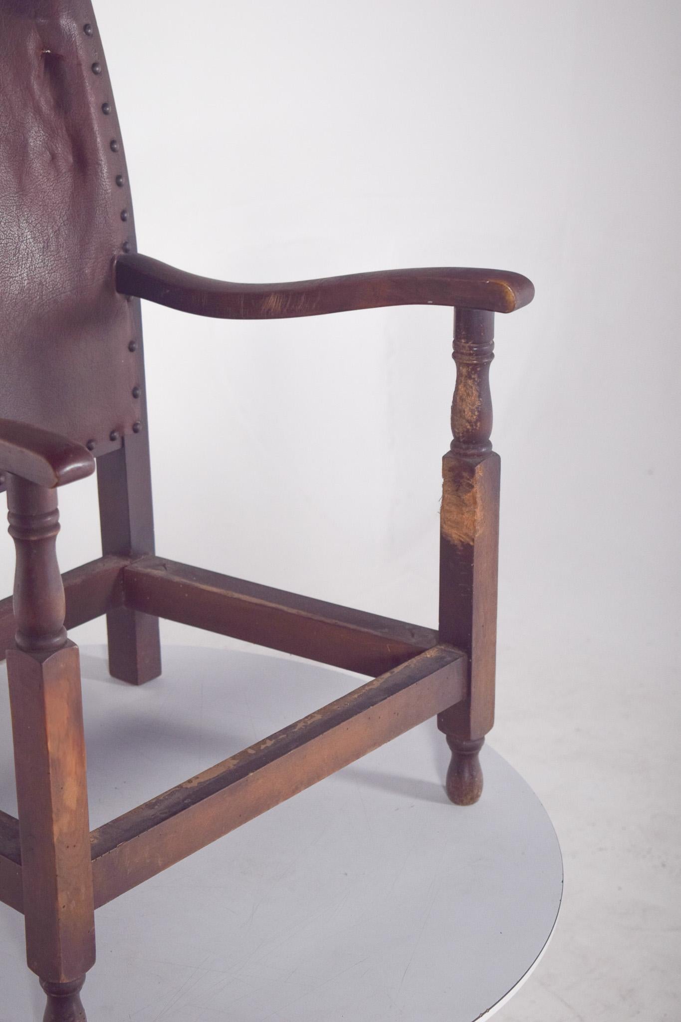 XIXe siècle Chaise basse portugaise avec dossier en cuir en vente
