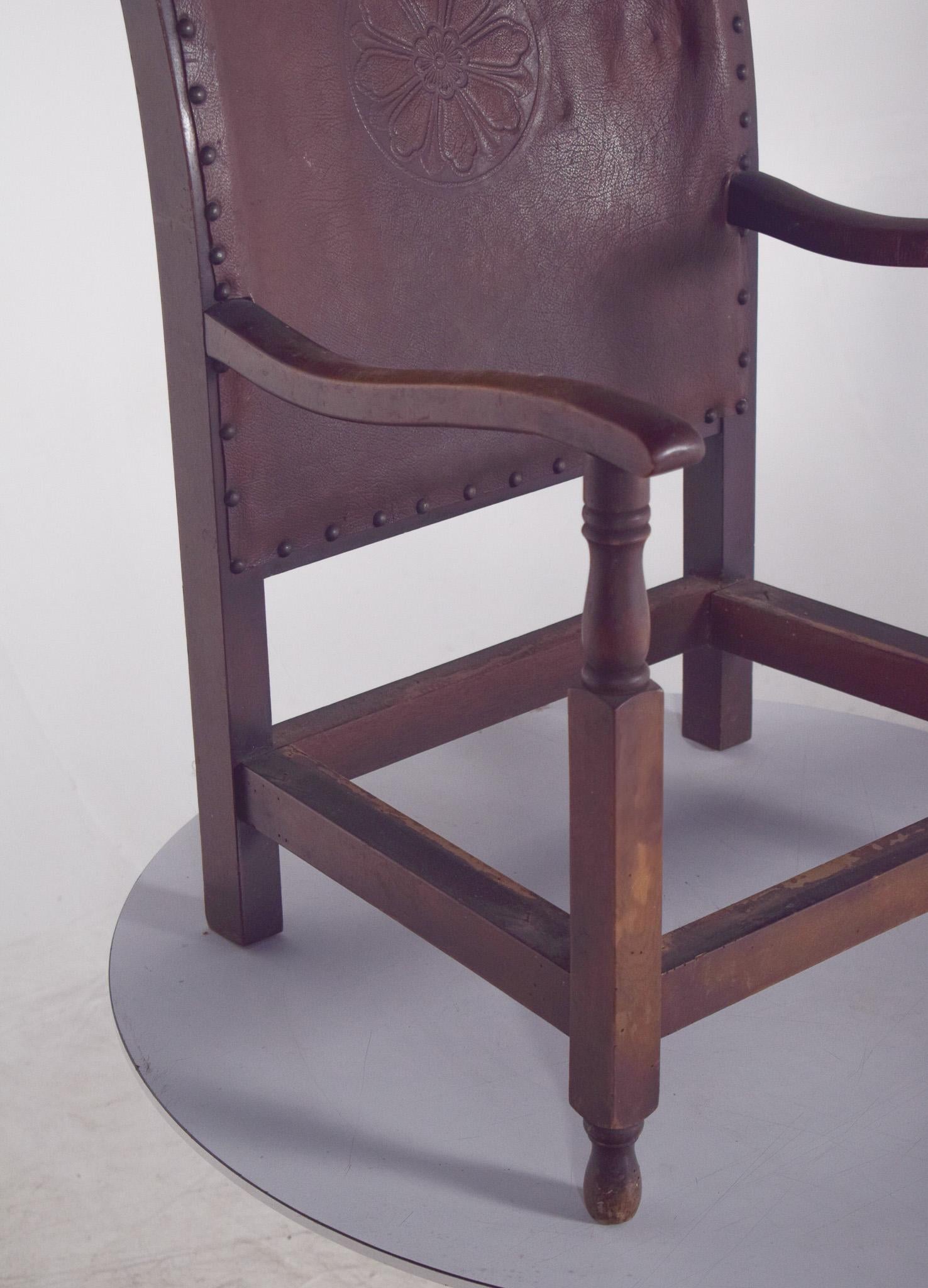 Bois Chaise basse portugaise avec dossier en cuir en vente