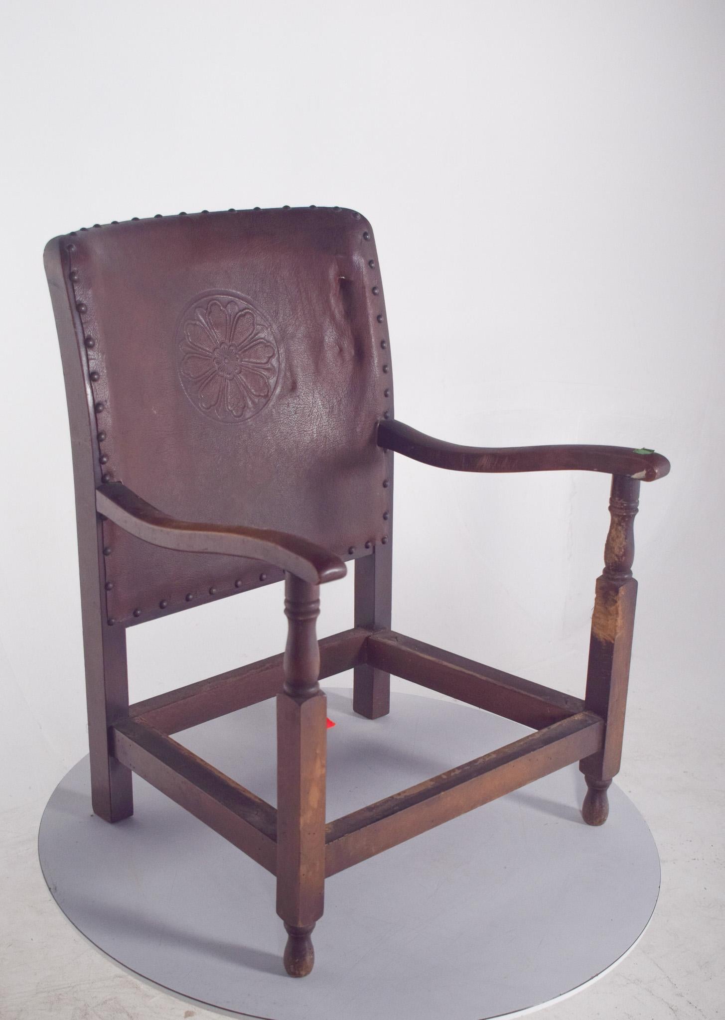 Chaise basse portugaise avec dossier en cuir en vente 1