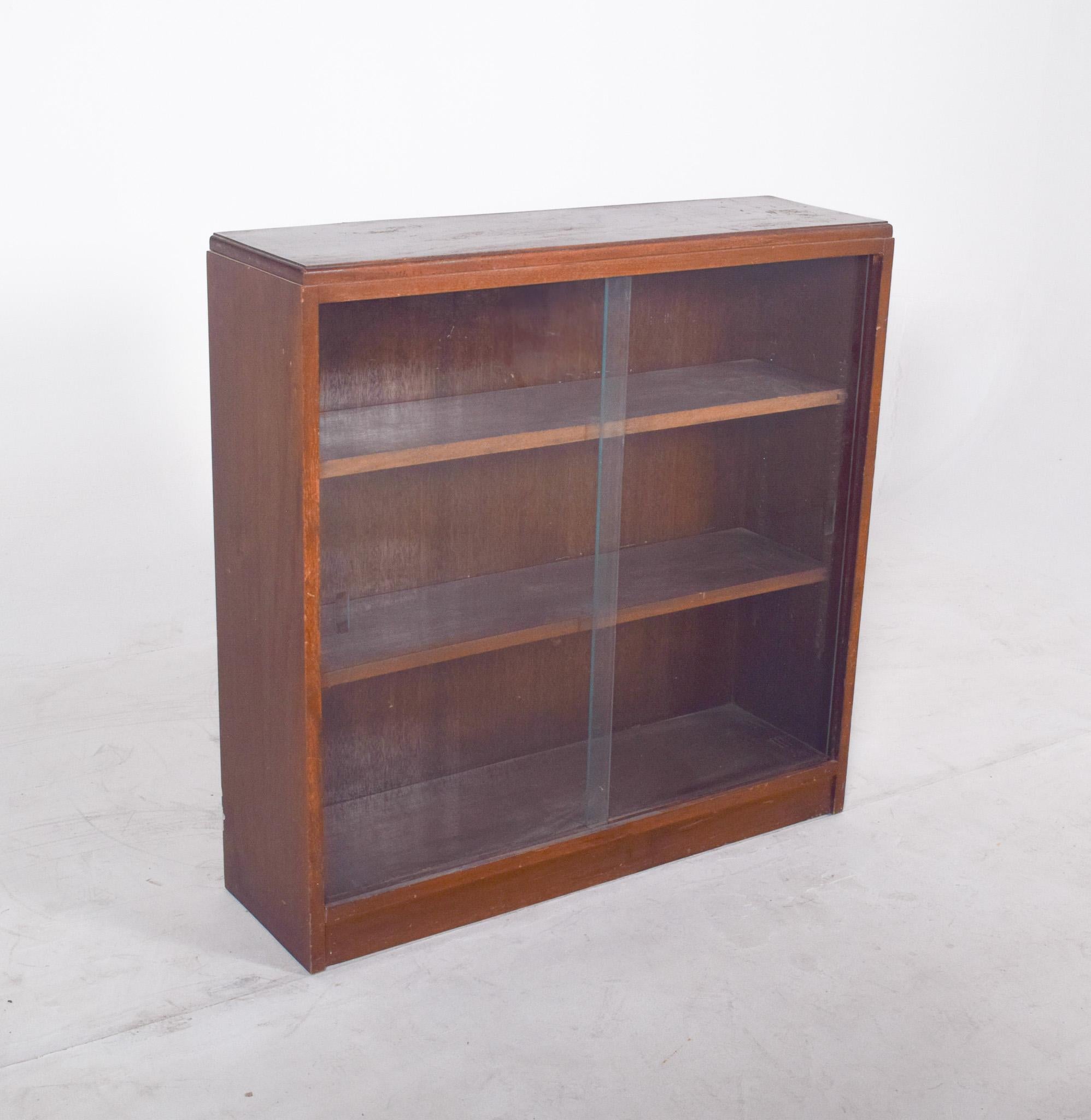 Portuguese Low Display cabinet with Two Shelves In Good Condition For Sale In Lisboa, Lisboa