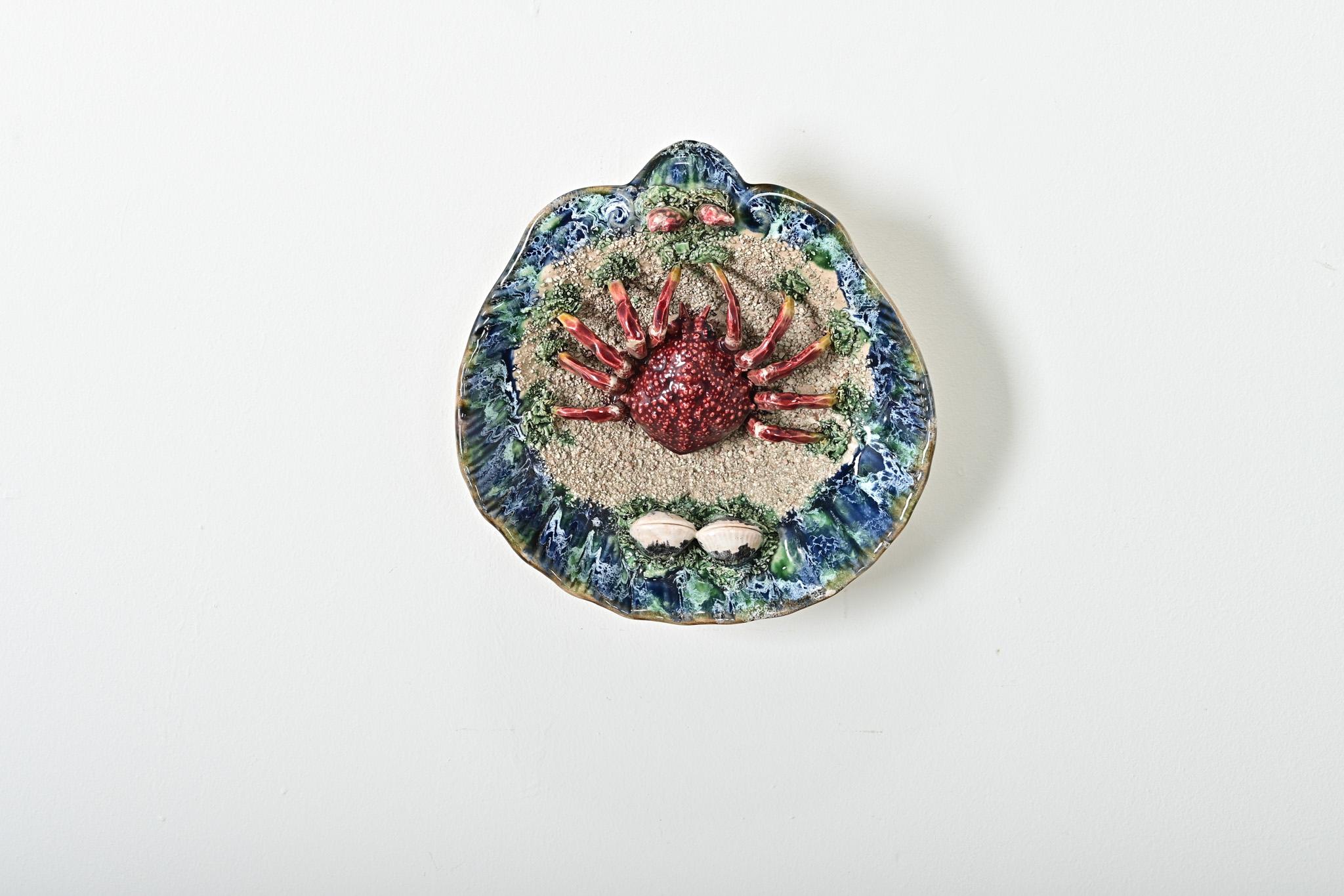 Hochrelief-Wandteller aus portugiesischer Majolika im Stil der antiken Palissy-Ware, um 1900, ganz im Sinne der berühmten Keramiktradition von Caldas da Rainha, wo Künstler fantastische Darstellungen von Meerestieren wie diese schufen. Die Platte