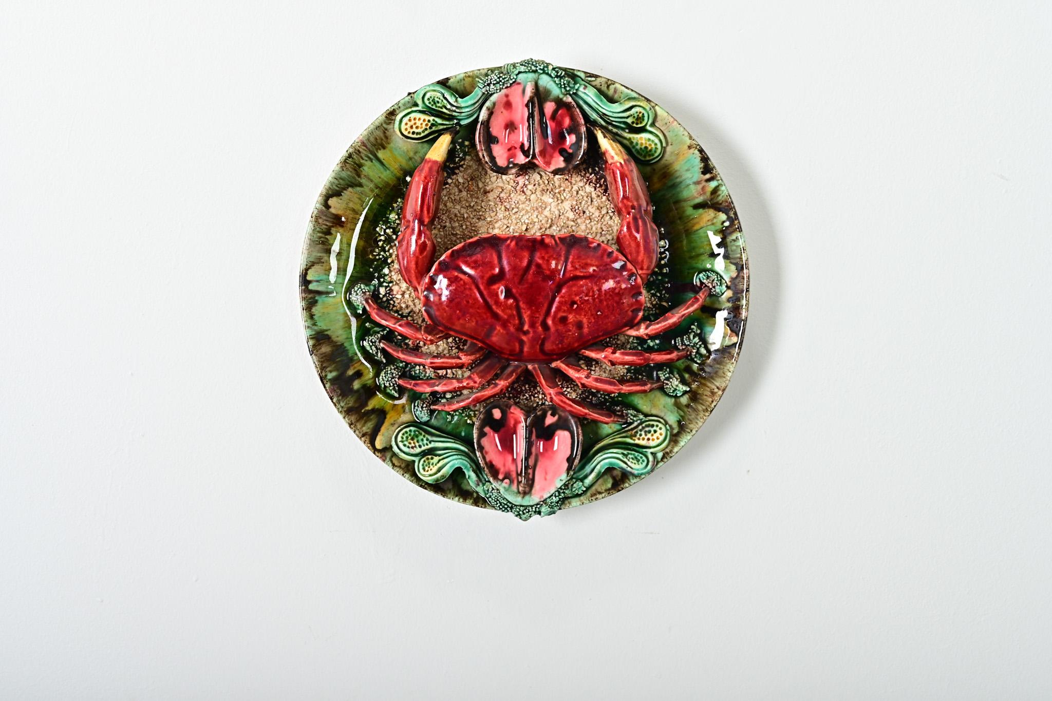 Hochrelief-Wandteller aus portugiesischer Majolika im Stil der antiken Palissy-Ware, um 1900, ganz im Sinne der berühmten Keramiktradition von Caldas da Rainha, wo Künstler fantastische Darstellungen von Meerestieren wie diese schufen. Die Platte