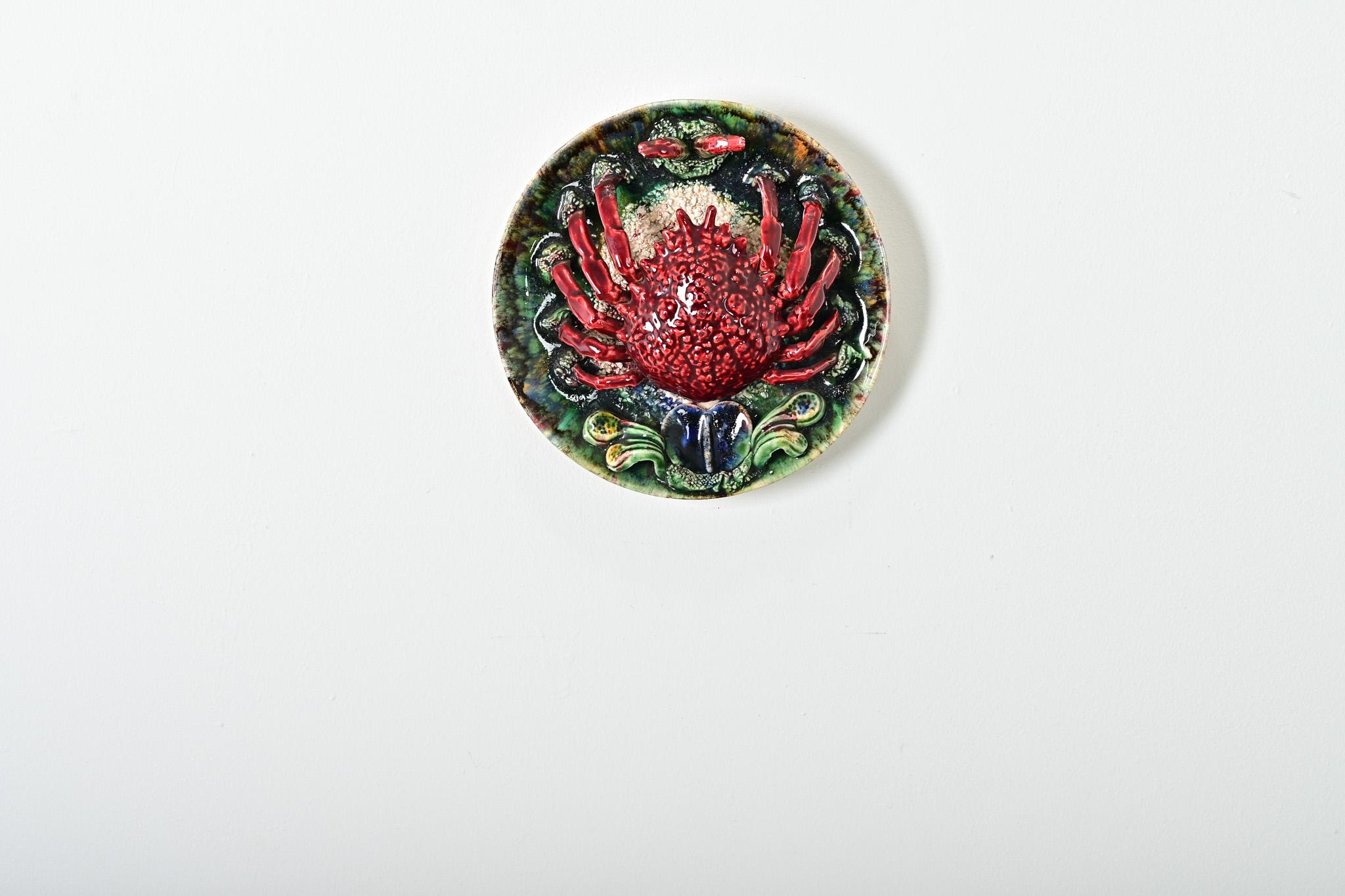 Hochrelief-Wandteller aus portugiesischer Majolika im Stil der antiken Palissy-Ware, um 1900, ganz im Sinne der berühmten Keramiktradition von Caldas da Rainha, wo Künstler fantastische Darstellungen von Meerestieren wie diese schufen. Die Platte