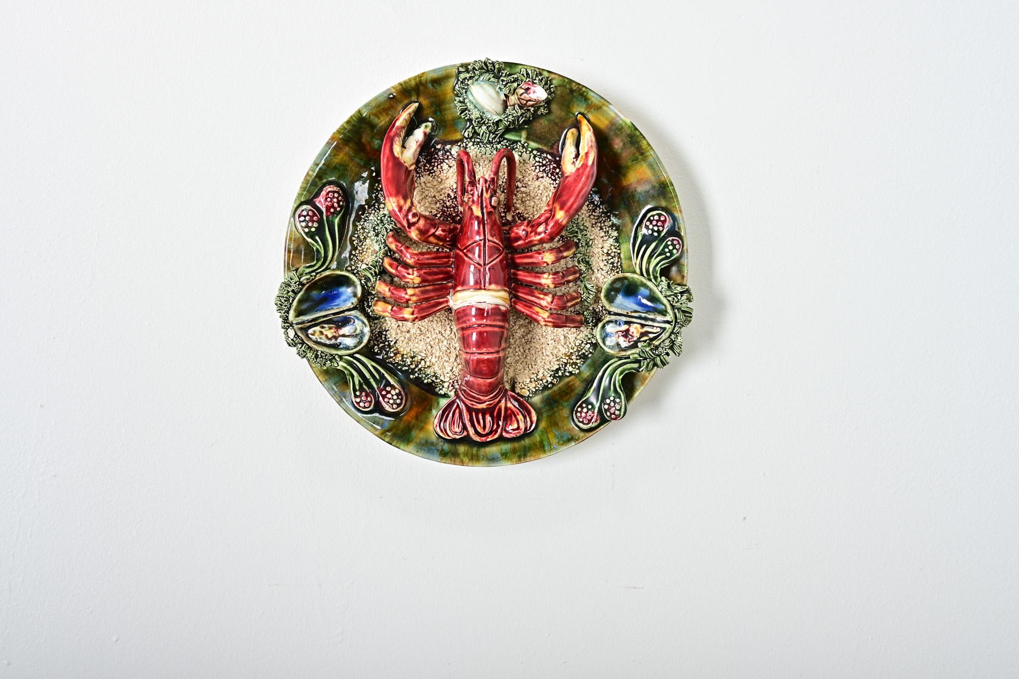 Hochrelief-Wandteller aus portugiesischer Majolika im Stil der antiken Palissy-Ware, um 1900, ganz im Sinne der berühmten Keramiktradition von Caldas da Rainha, wo Künstler fantastische Darstellungen von Meerestieren wie diese schufen. In der Mitte