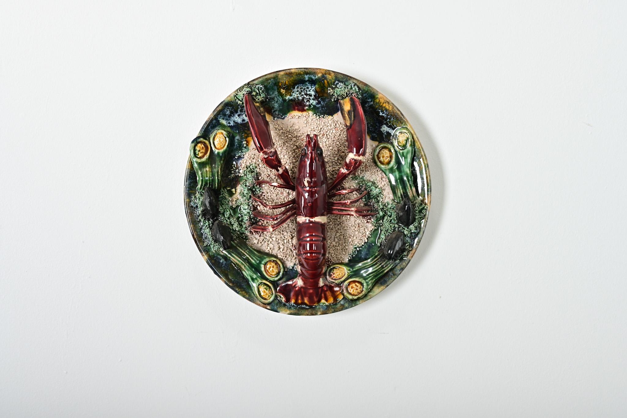 Hochrelief-Wandteller aus portugiesischer Majolika im Stil der antiken Palissy-Ware, um 1900, ganz im Sinne der berühmten Keramiktradition von Caldas da Rainha, wo Künstler fantastische Darstellungen von Meerestieren wie diese schufen. In der Mitte