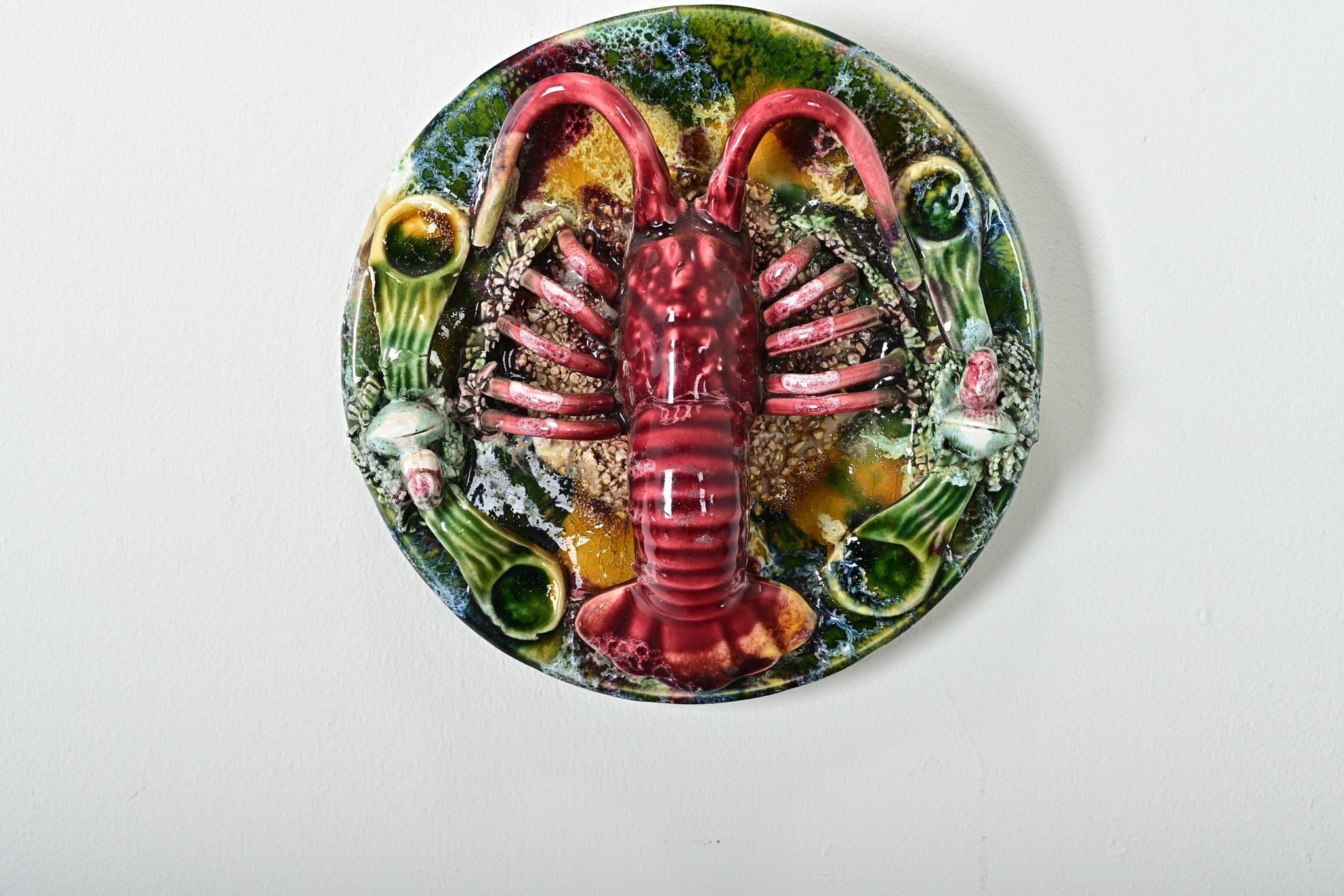Hochrelief-Wandteller aus portugiesischer Majolika im Stil der antiken Palissy-Ware, um 1900, ganz im Sinne der berühmten Keramiktradition von Caldas da Rainha, wo Künstler fantastische Darstellungen von Meerestieren wie diese schufen. In der Mitte
