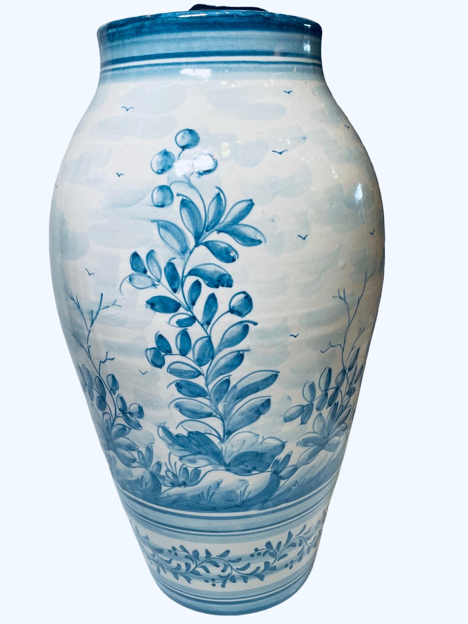 Portuguese Majolica Vase Urn In Good Condition For Sale In Guaynabo, PR