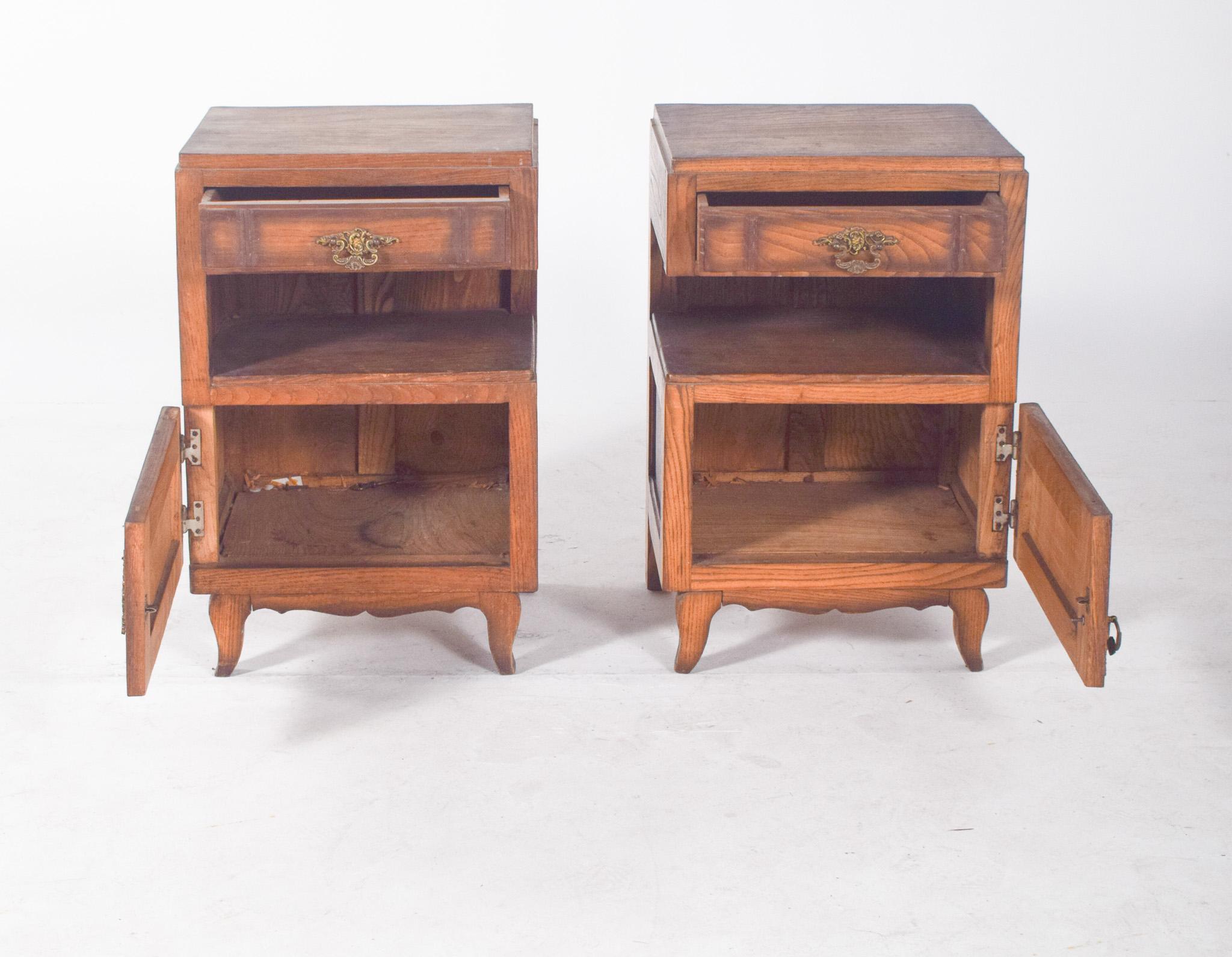 Portuguese Mid-Century Pair of Oak Bedside Tables For Sale 5