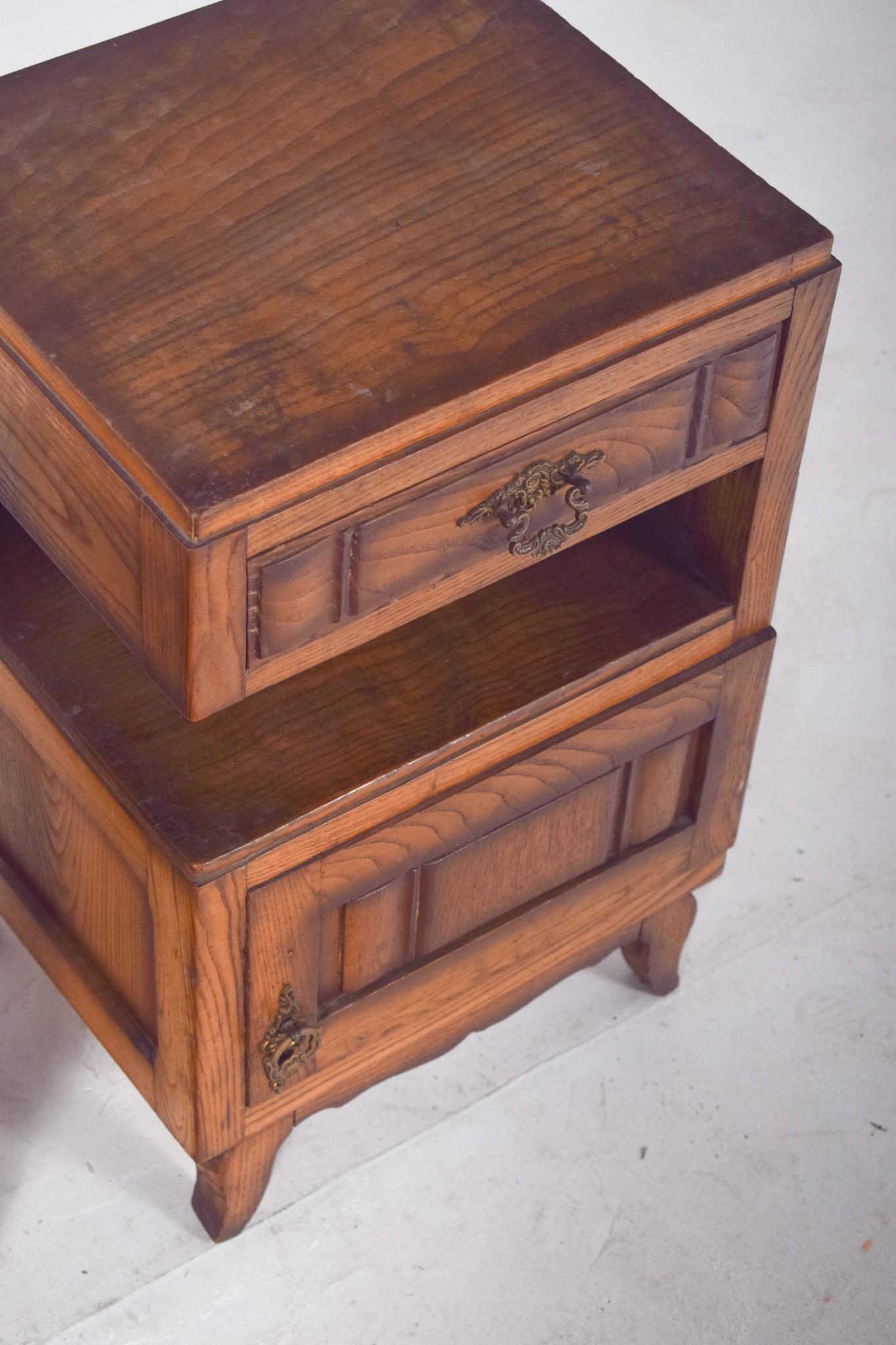 Portuguese Mid-Century Pair of Oak Bedside Tables For Sale 3