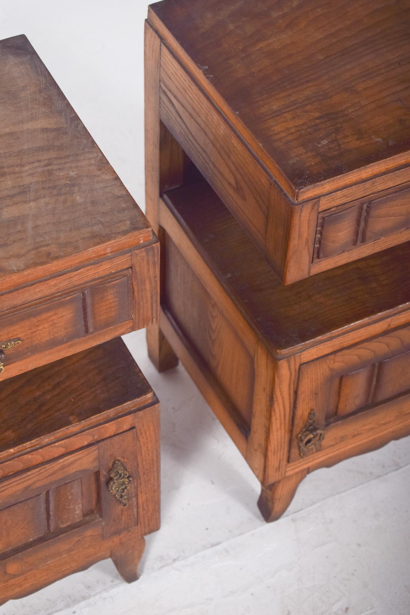Portuguese Mid-Century Pair of Oak Bedside Tables For Sale 4