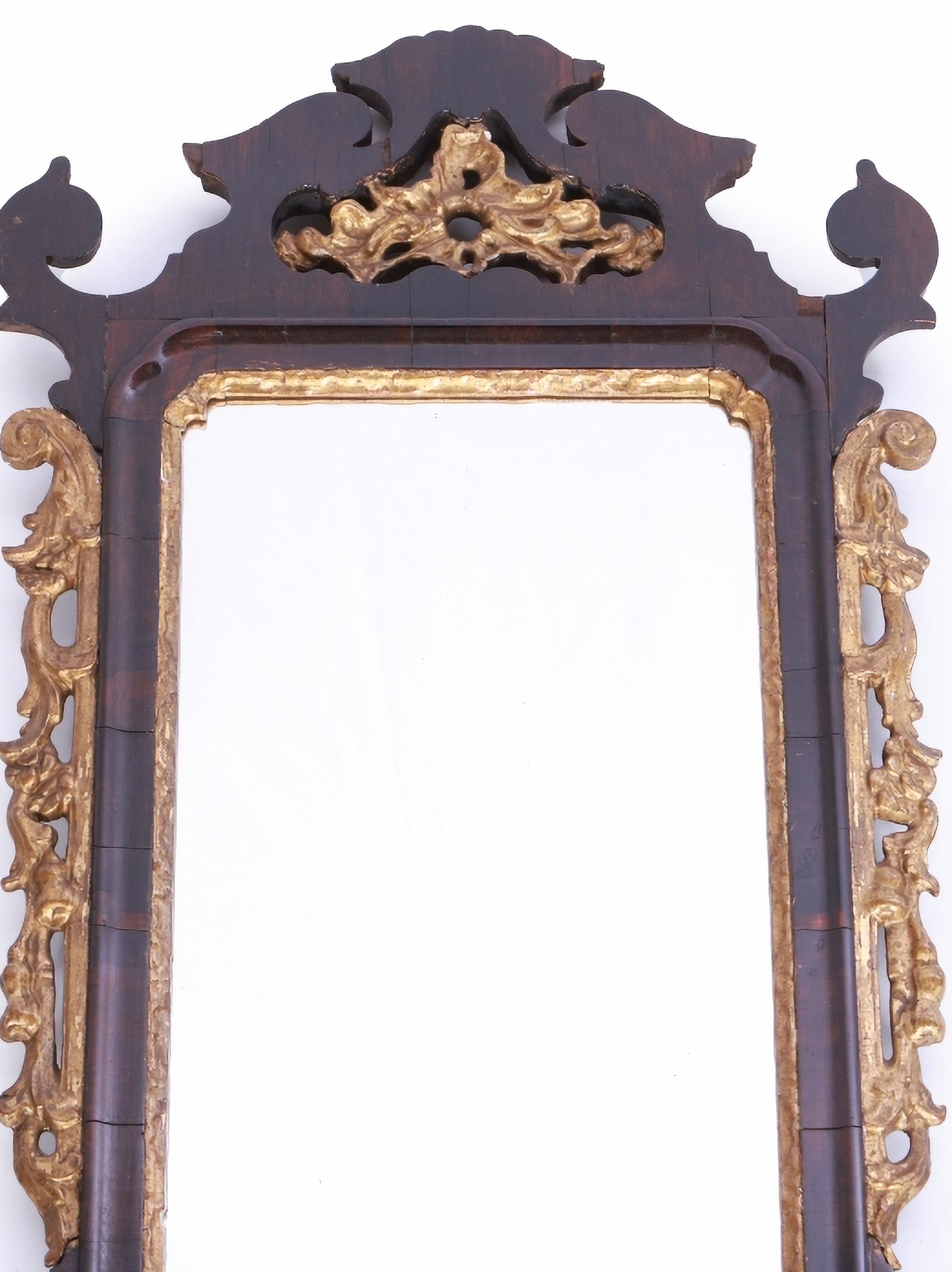 Portuguese mirror
of the 18th century.
Brazilian rosewood frame with gilt carvings. Small defects. Dim.: 79 x 42 cm
Good conditions.