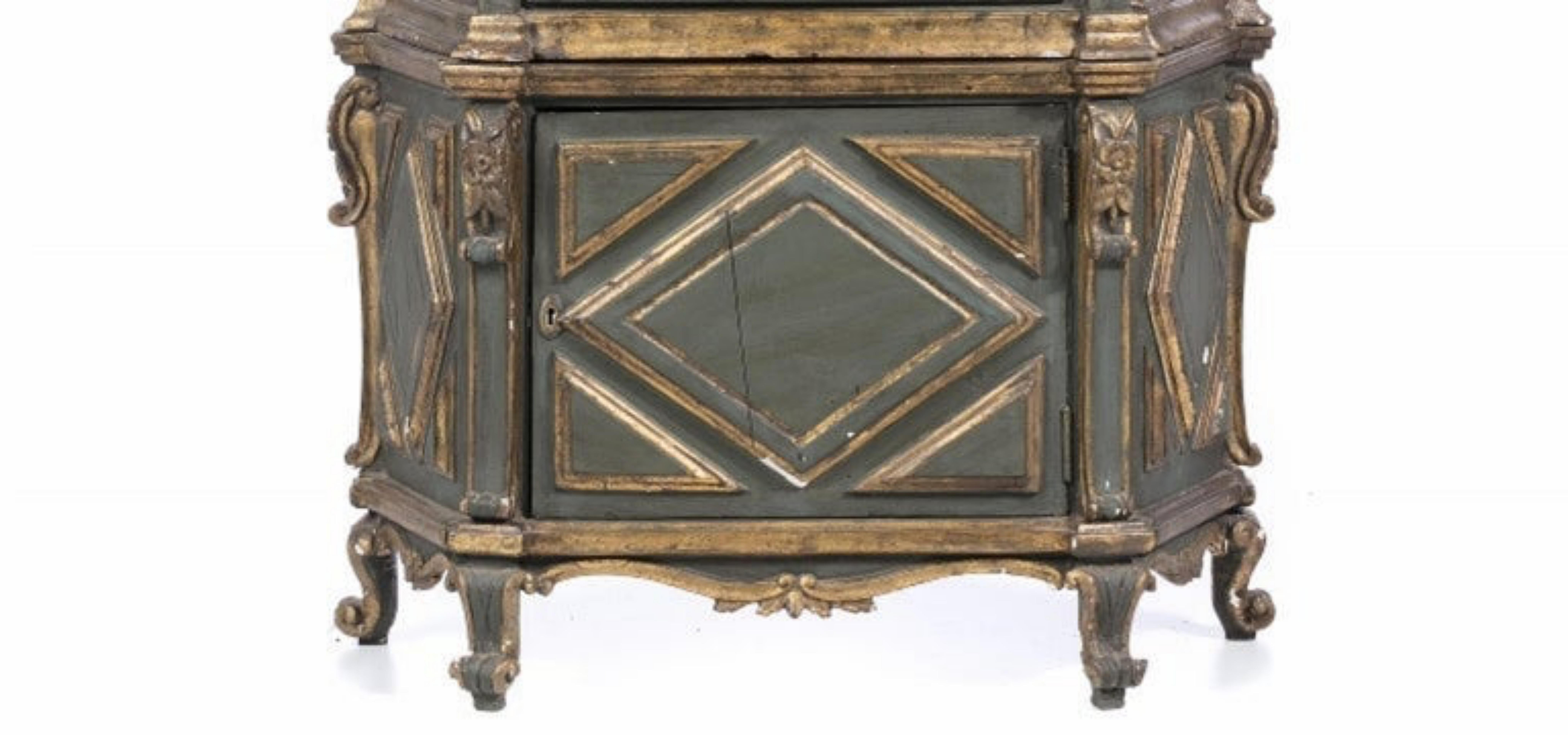 Oratoire mobile
19ème siècle,
en bois sculpté peint et doré. Intérieur peint avec deux étagères.
Dim. : 194 x 85 x 38 cm.
Bon état.
