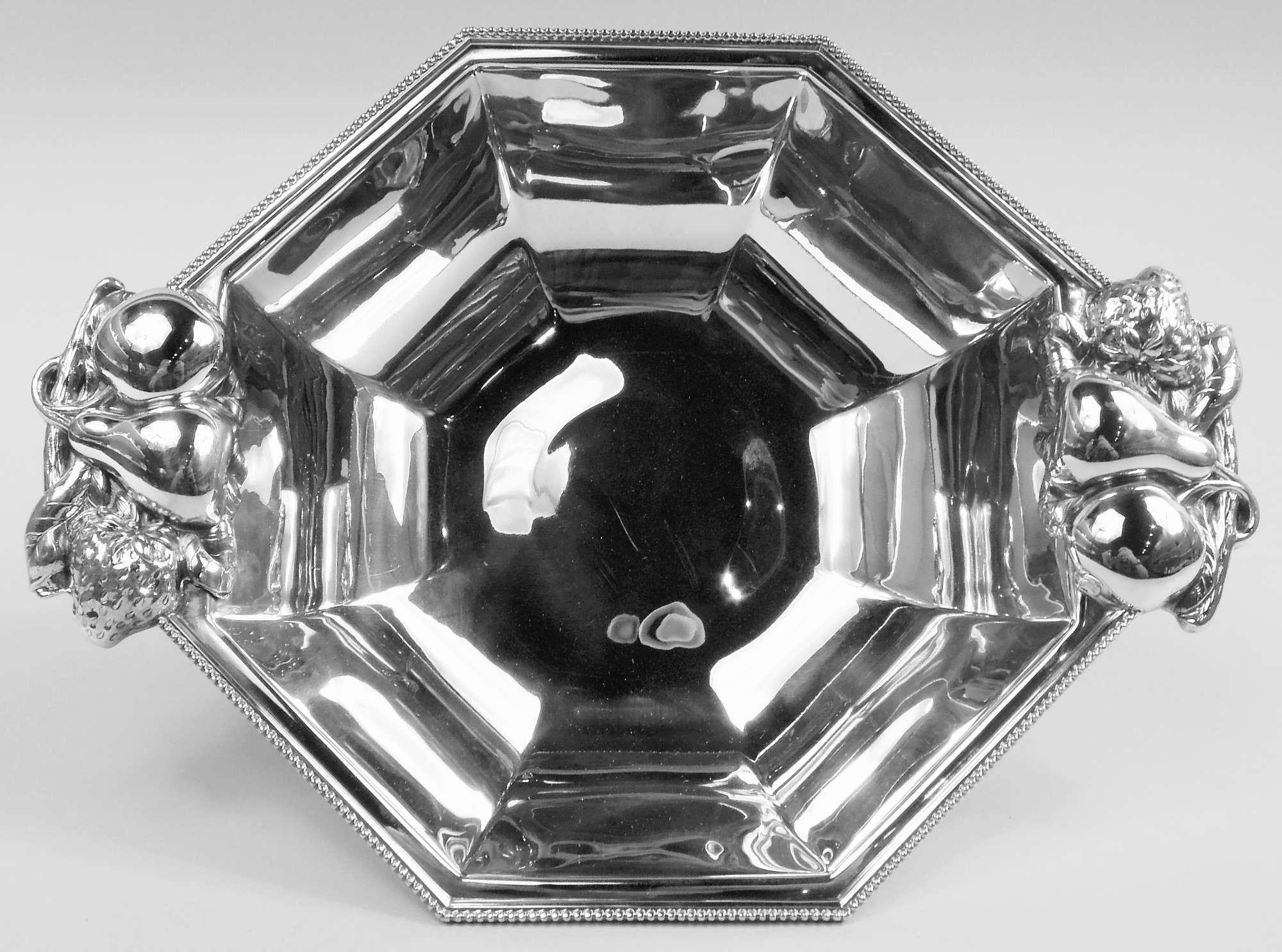 Ciotola classica moderna in argento sterling. Sfaccettato e curvo con manici laterali a forma di frutta e vite; piede quadrato rialzato. Perline. Marchi portoghesi. Peso: 33.5 once troy. 