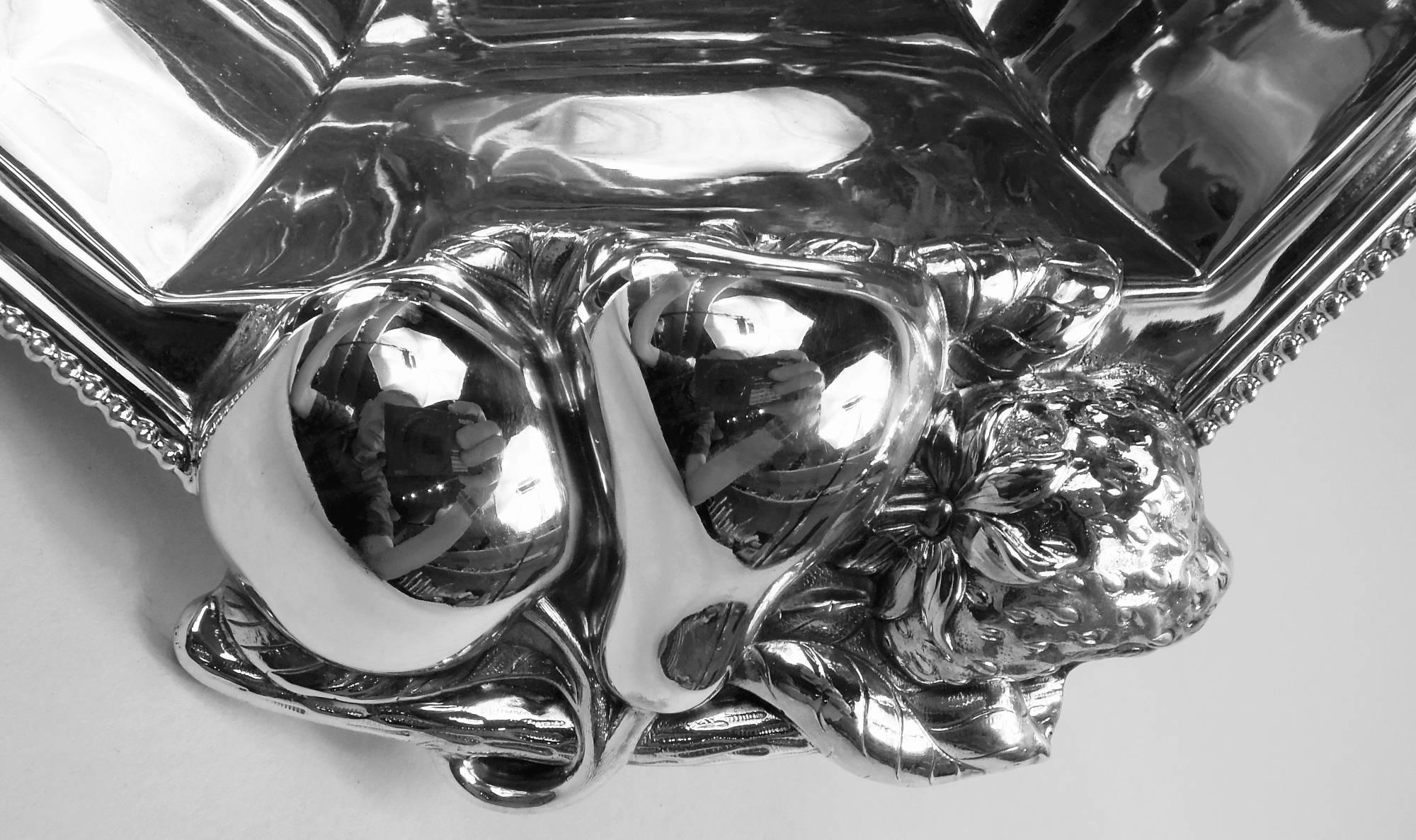 Fruttiera portoghese moderna classica in argento sterling con centrotavola In condizioni buone in vendita a New York, NY