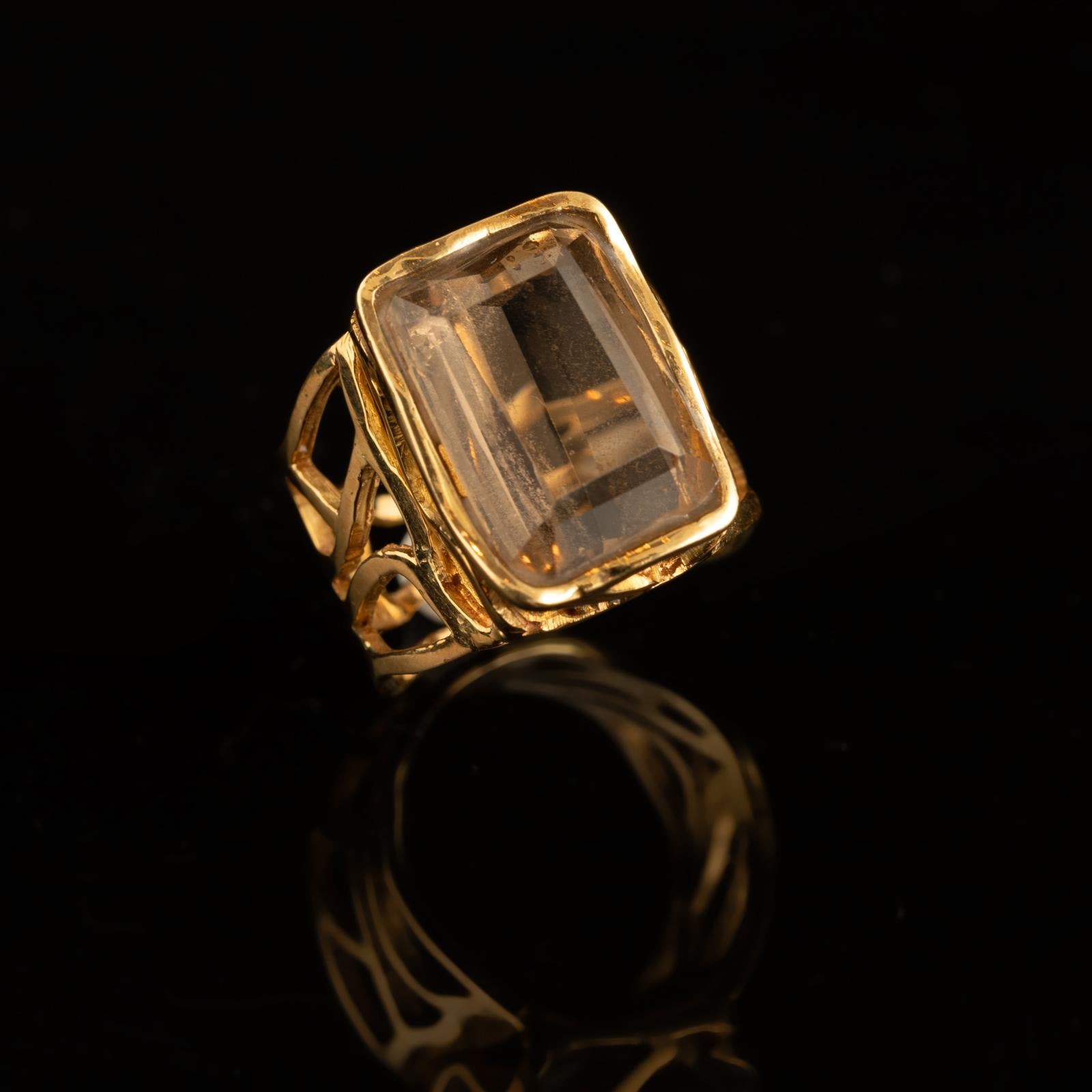 A striking mid-20th century Portuguese ring featuring a bold design and exceptional craftsmanship by I. Parafita, a notable goldsmith based in Porto between 1938 and 1984. This sculptural piece is crafted in 800/1000 yellow gold and set with a
