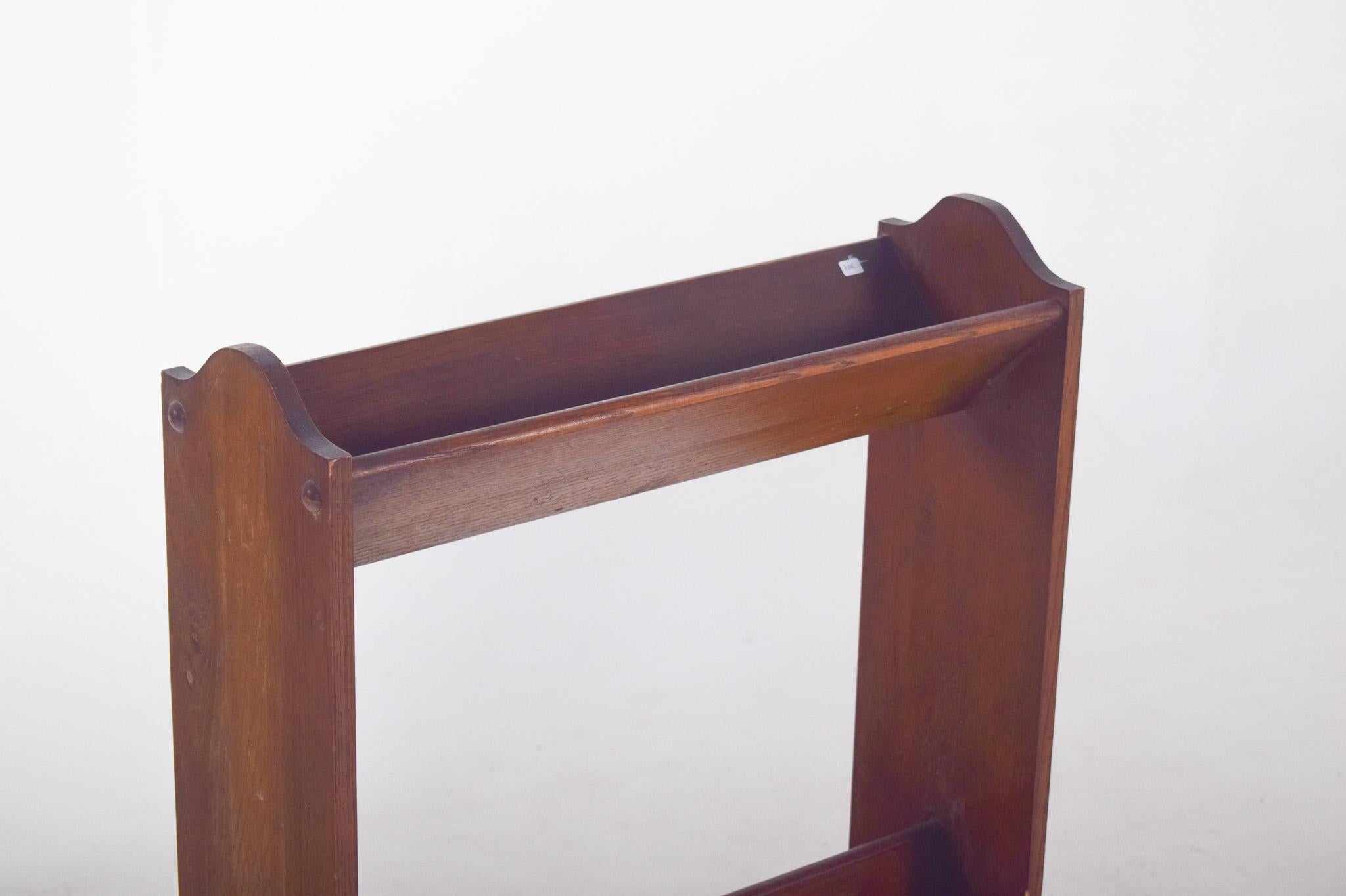 Portuguese Oak Magazine Rack In Good Condition For Sale In Lisboa, Lisboa