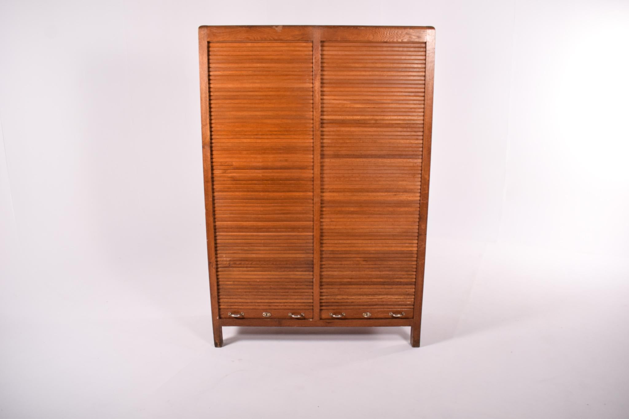 Dieser Vintage-Schrank aus Eichenholz aus den 1950er Jahren ist ein klassisches Möbelstück aus der Mitte des Jahrhunderts mit ausgeprägtem portugiesischem Flair, das von der geschätzten Firma Olaio hergestellt wurde. Das Design des Schranks ist