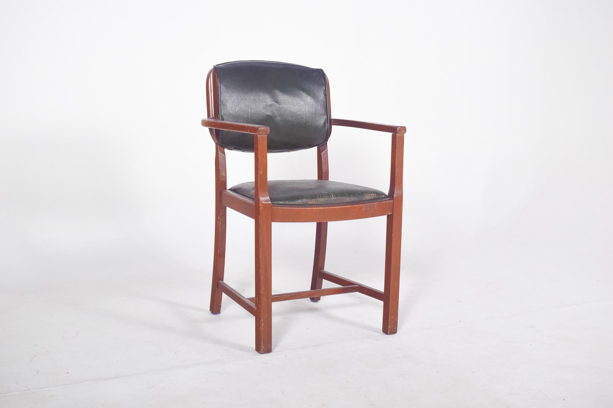 Sedia da ufficio con braccioli. Seduta e schienale rivestiti in vinile nero, fissati allo schienale direttamente al telaio. Lo schienale è leggermente curvo, per adattarsi all'ergonomia della schiena, mentre la seduta ha una parte anteriore