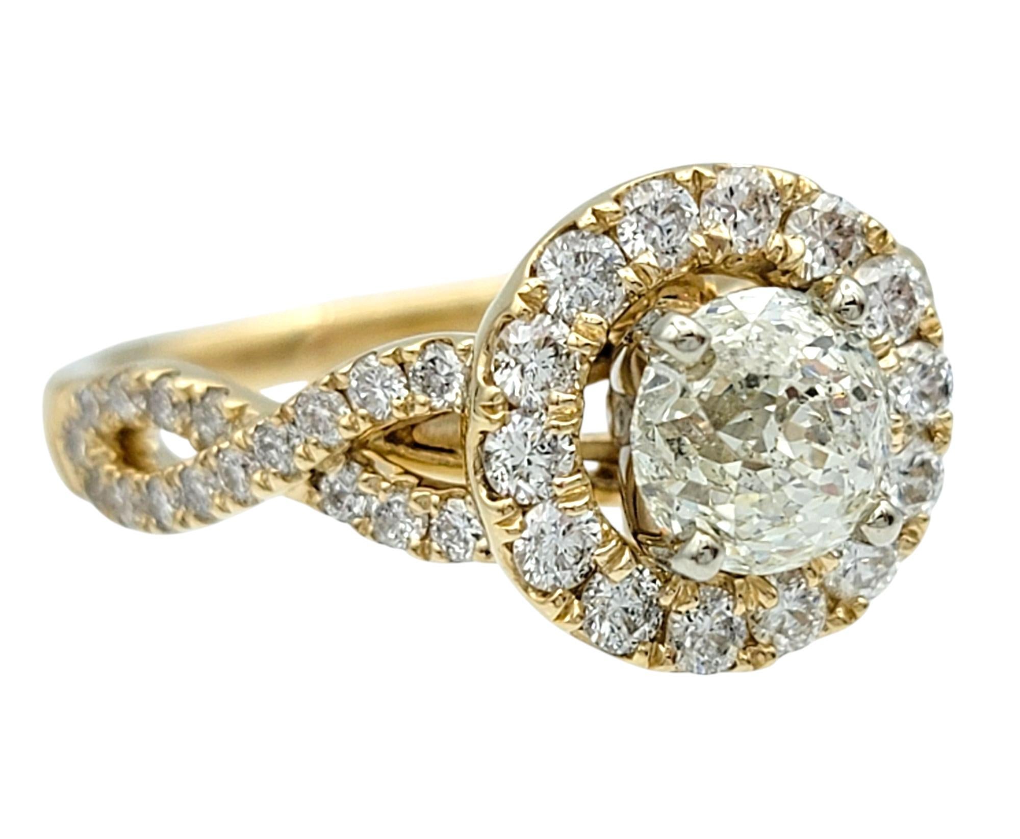 Ringgröße: 7

Dieser exquisite Verlobungsring ist ein wahres Fest für Vintage-Charme und Eleganz. Sein Herzstück ist ein atemberaubender portugiesischer Diamant im alten europäischen Schliff, der mit seinen einzigartigen Facetten zeitlosen Glanz