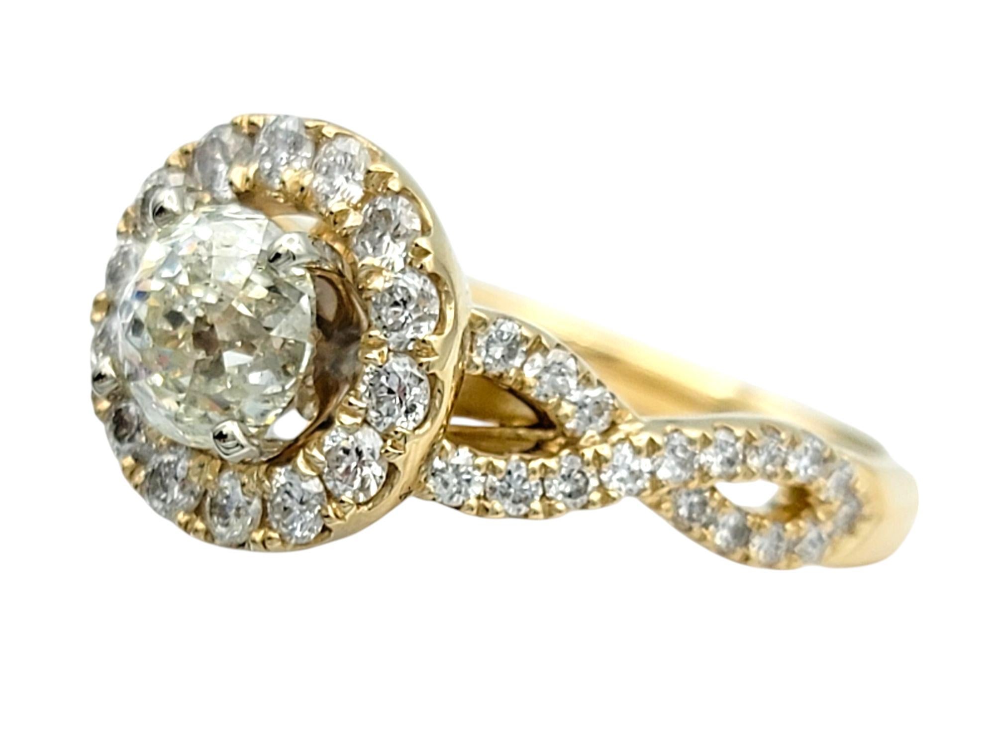 Portugiesischer Verlobungsring aus 14 Karat Gelbgold mit Diamant-Halo im alteuropäischen Schliff (Zeitgenössisch) im Angebot