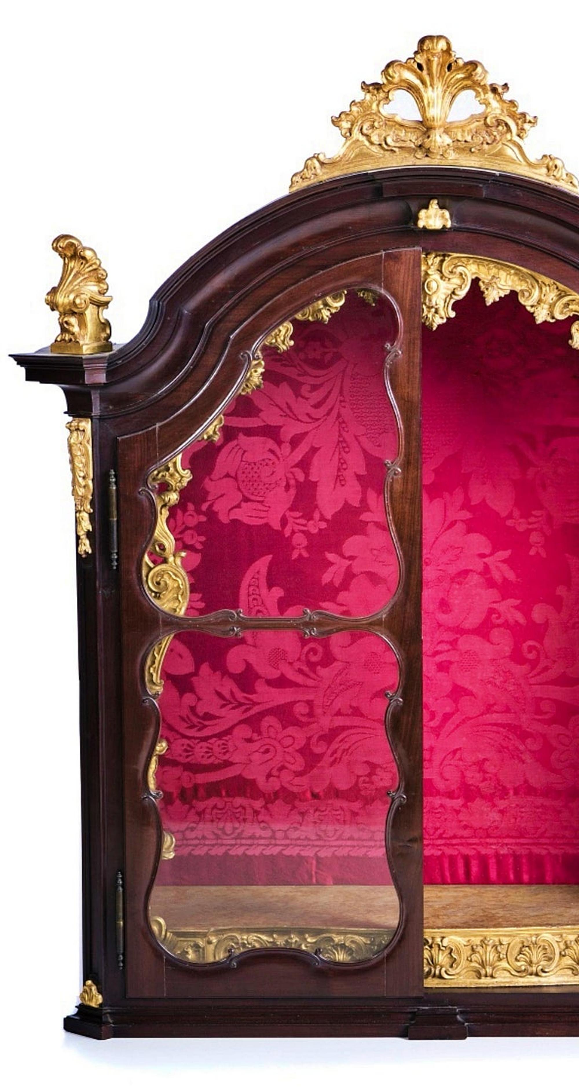 L'ORATOIRE PORTUGAIS

18ème siècle
en bois d'acajou avec dorure. Portes en verre. Intérieur en abricot.
Dim. : 155 x 120 x 47 cm.
bonnes conditions