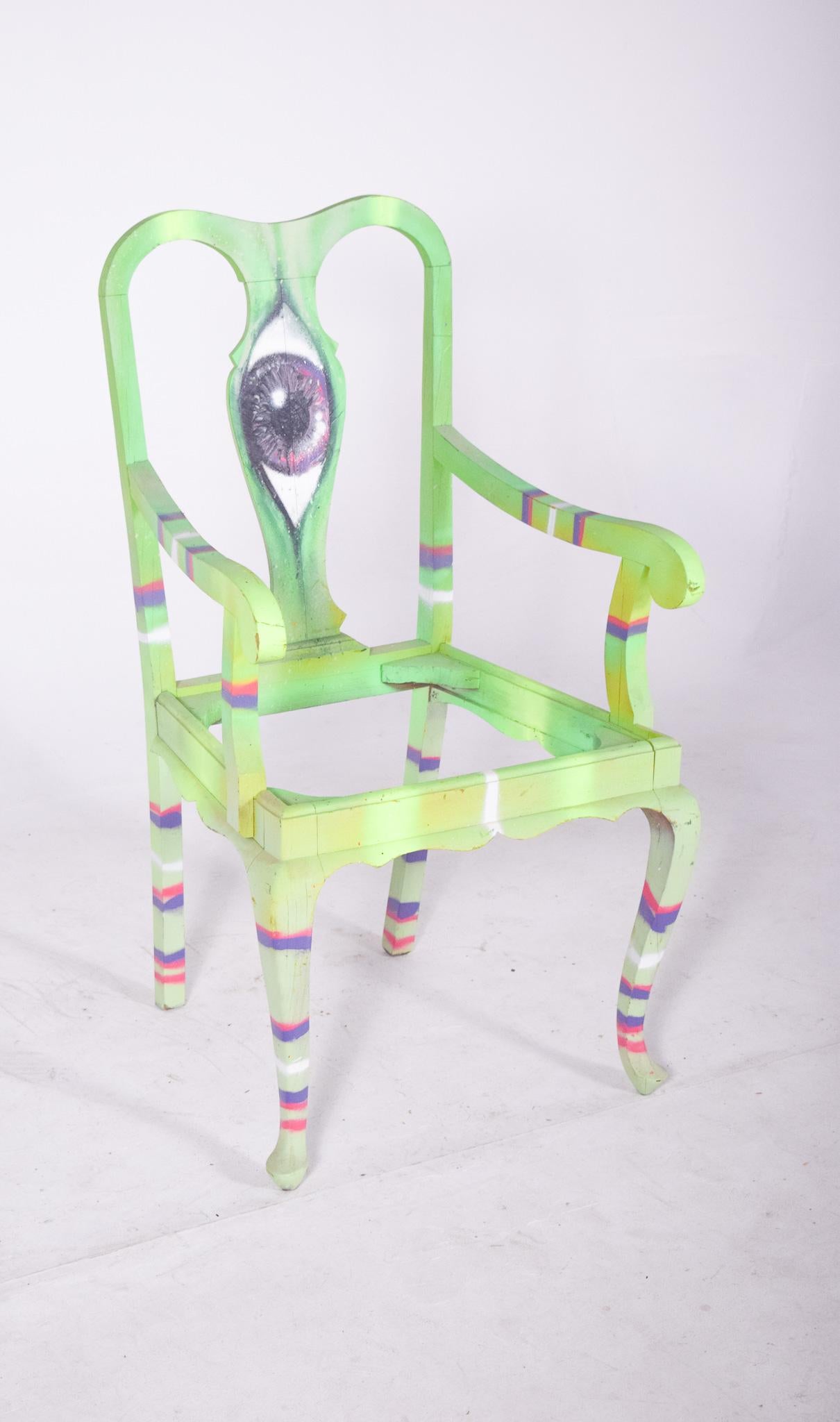 Fauteuil peint. Transformé par une intervention artistique contemporaine. La pièce, inspirée du classicisme avec un dossier découpé et des pieds en cabriolet, a été entièrement peinte dans des tons vibrants de vert fluorescent, avec des détails en