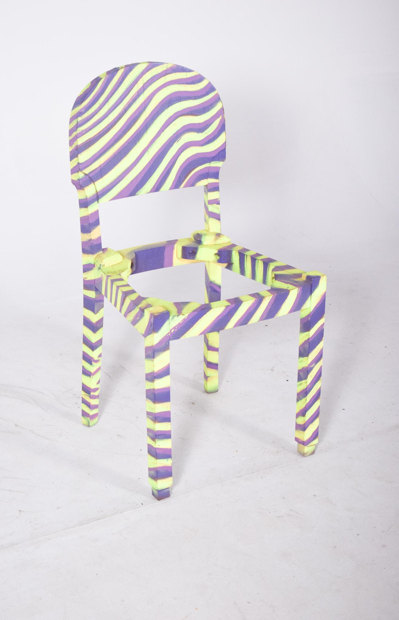 Chaise de salle à manger peinte, motif zébré. Réinterprété avec une intervention artistique contemporaine, transformant un objet du quotidien en une œuvre d'art visuel. La structure simple, avec un dos arrondi et des pieds droits, sert de base à une