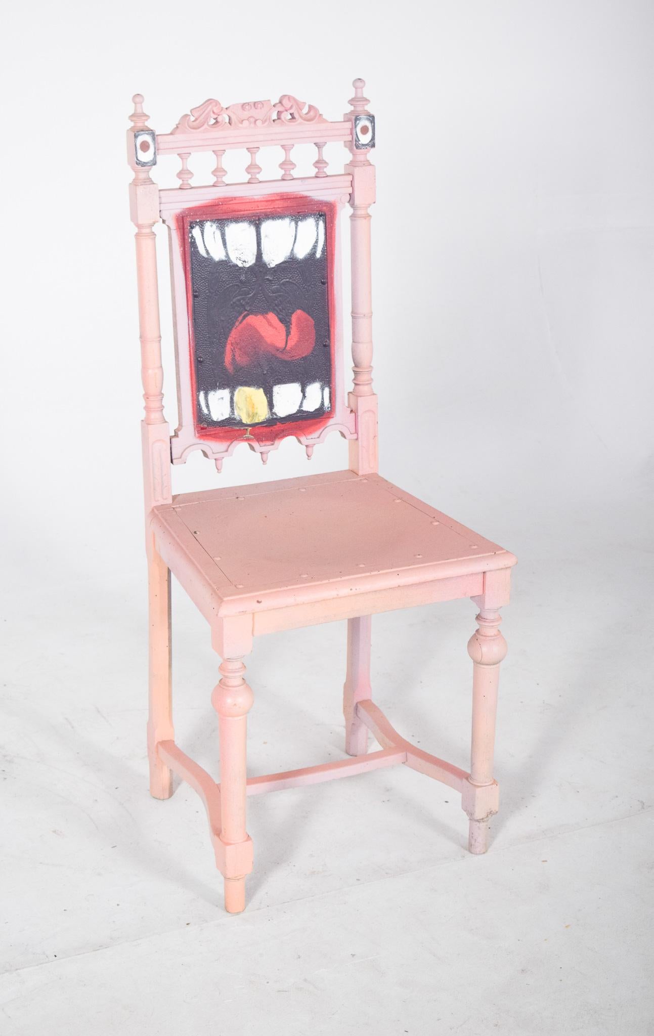 Chaise peinte avec des dents et une langue sur le dos. Avec une structure tournée et des sculptures décoratives sur le dossier, transformé par une intervention artistique qui le réinvente comme une pièce d'art contemporain. 
Peinte en rose pastel,