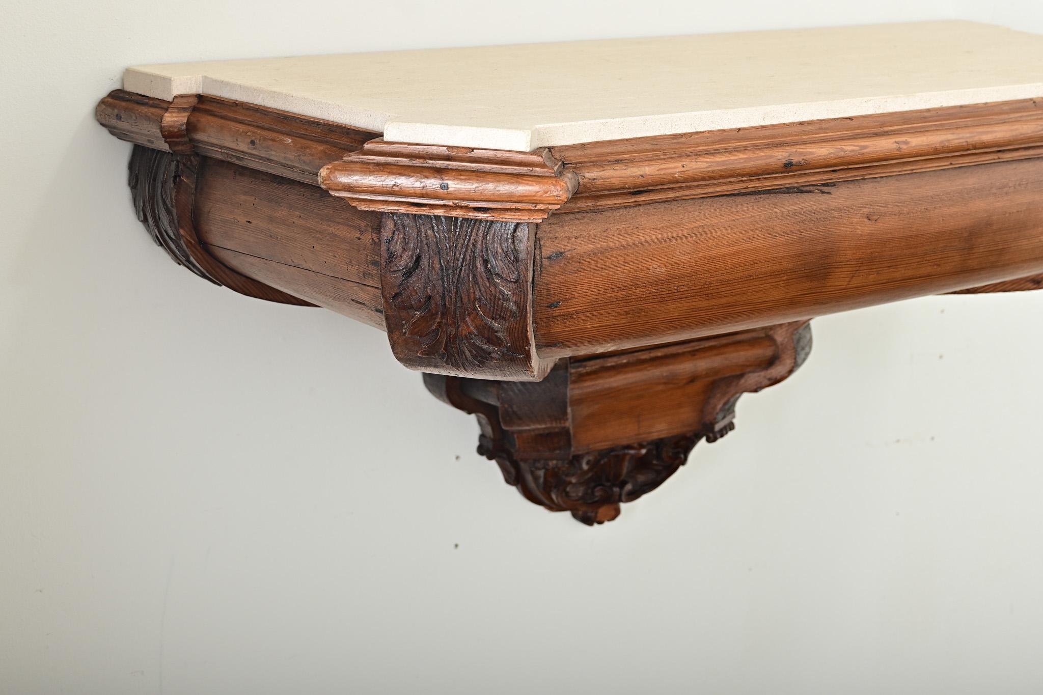 Portoghese Coppia portoghese di mensole d'altare in pino del XVIII secolo in vendita