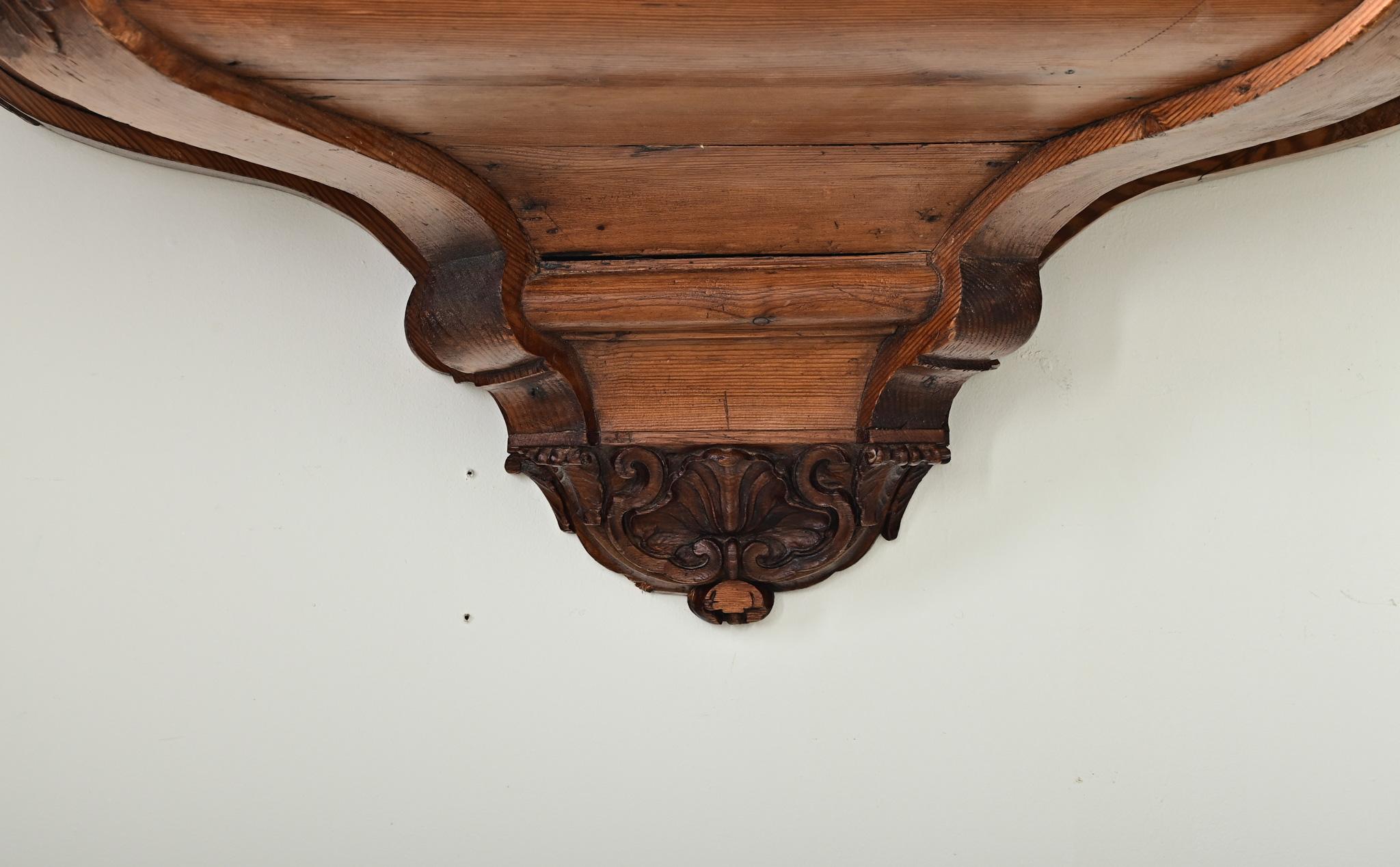 Intagliato a mano Coppia portoghese di mensole d'altare in pino del XVIII secolo in vendita