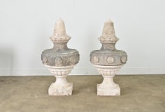 Coppia portoghese di pinnacoli in pietra scolpita del XIX secolo