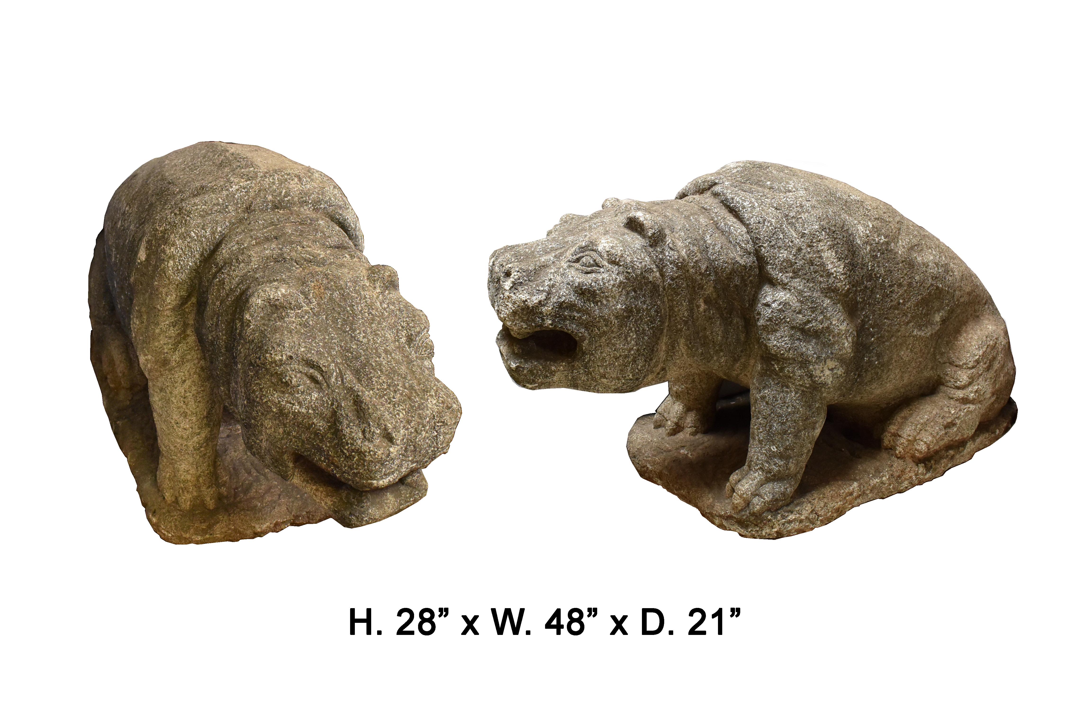 Magnifique et unique paire d'hippopotames en pierre sculptée portugaise du 18e siècle.
Chacun est sculpté avec une impression réaliste du visage. Il est très rare de trouver des hippopotames sculptés comme ornements de jardin.
Mesures : H 28