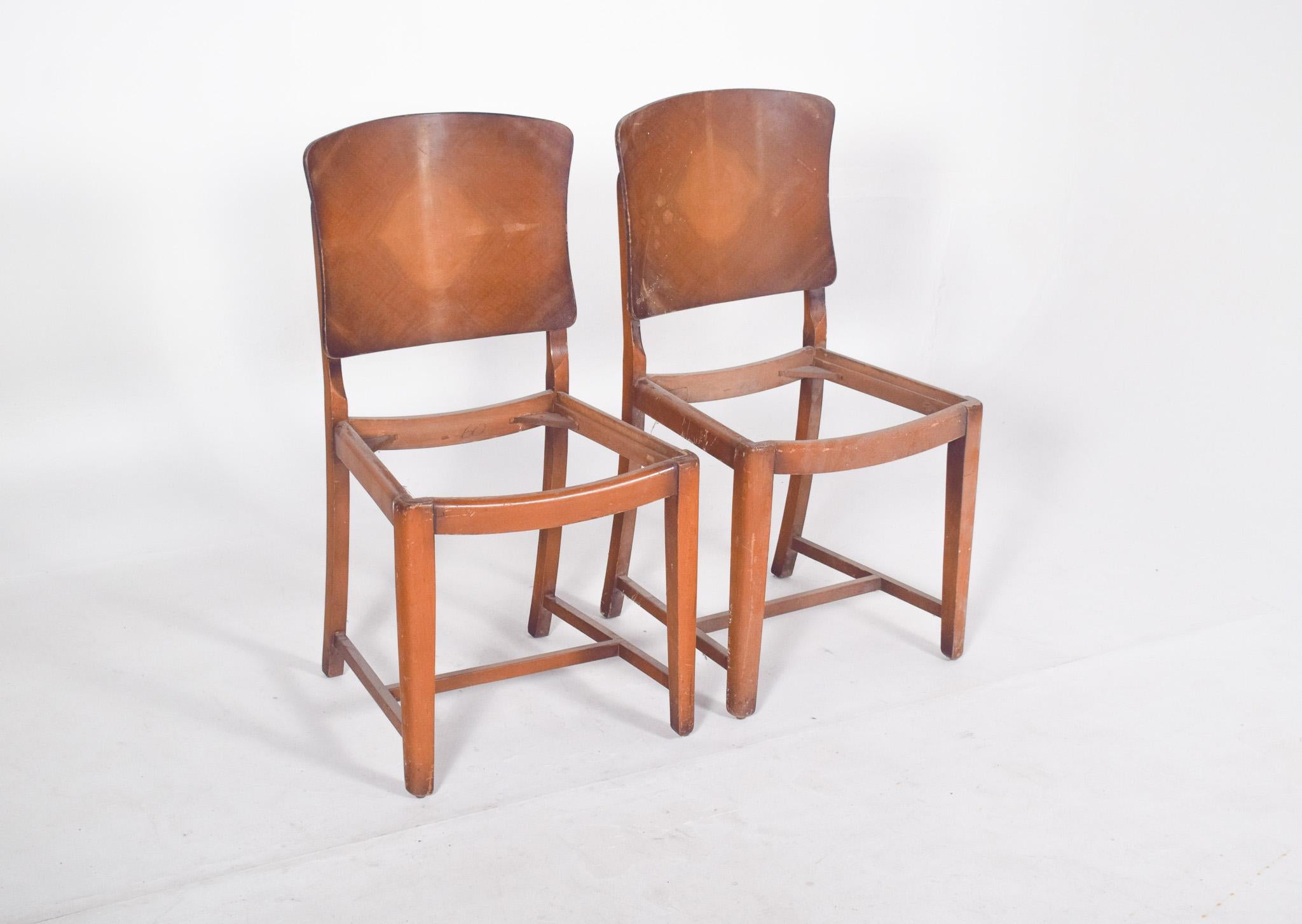 Pair of chairs, without seats. Slightly curved ergonomic backrests, in a single piece of moulded wood, with a diamond design and a medium varnish finish that highlights the pattern of the shaft. The rectangular base is made up of straight legs,