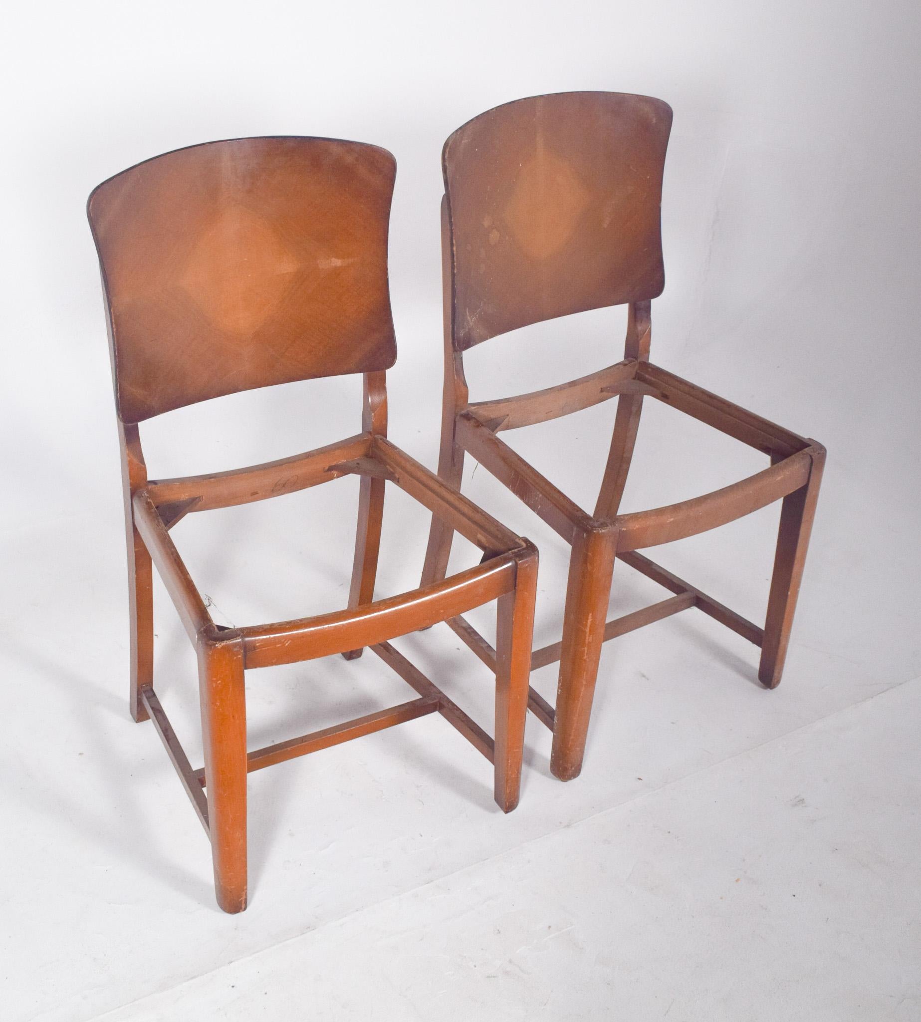 Portuguese Pair of Classical Chairs In Fair Condition For Sale In Lisboa, Lisboa