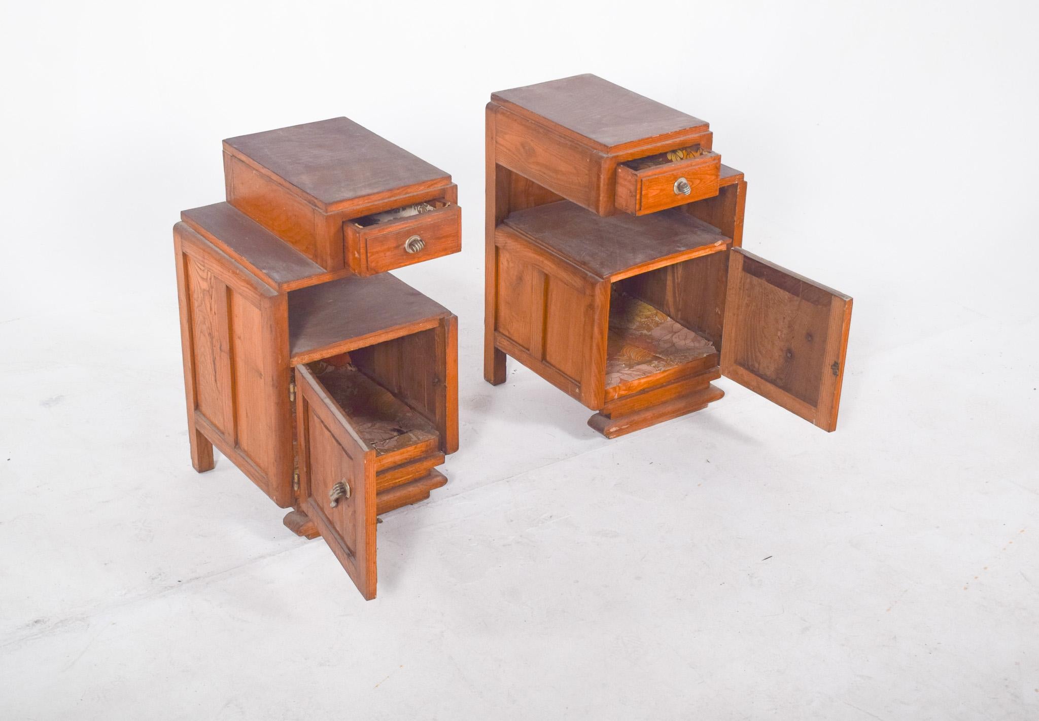 Portuguese Pair of Deco-Style Bedside Tables For Sale 3