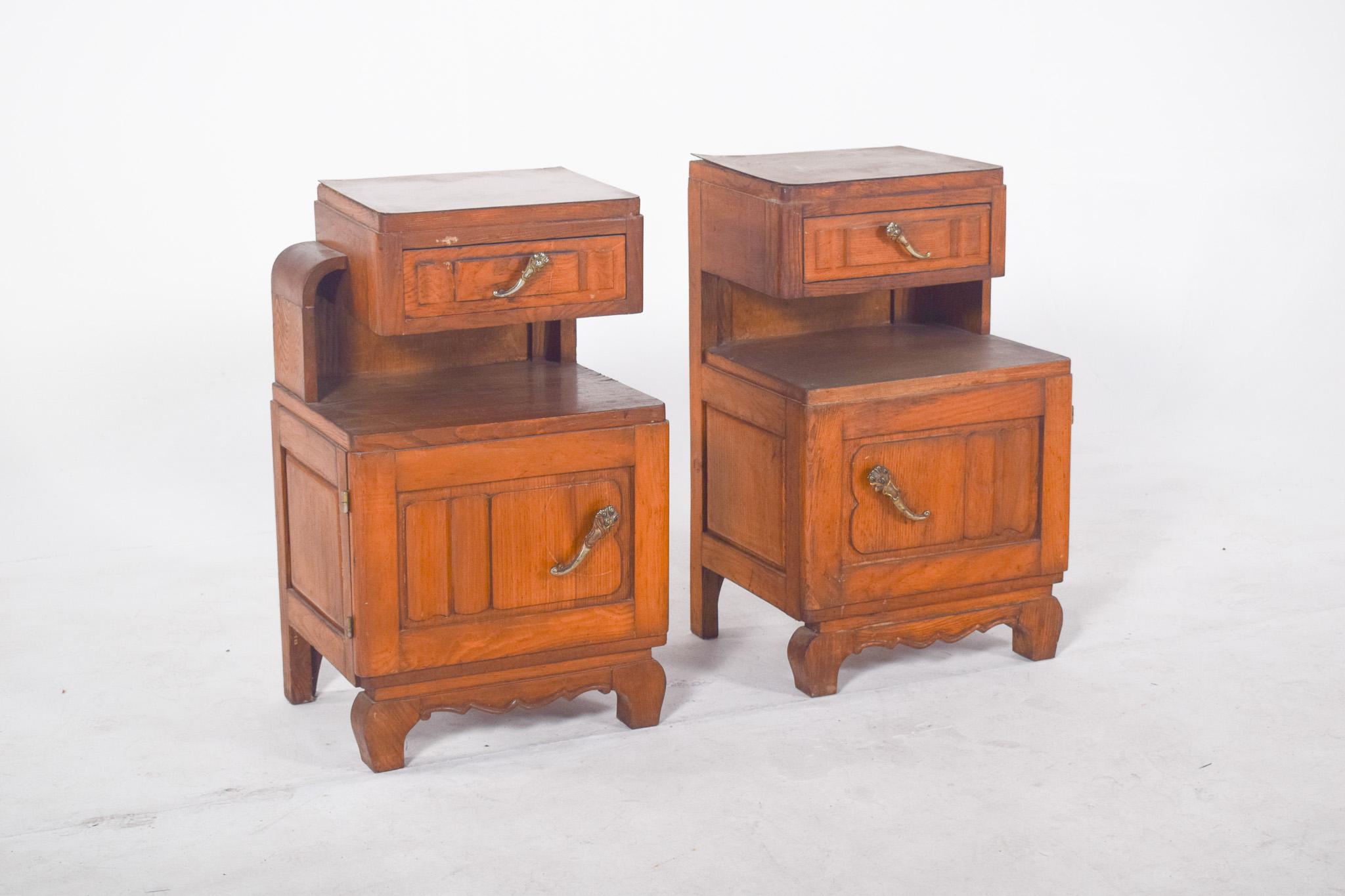 Pair of oak bedside tables. With a traditional design and robust structure, they have an upper drawer with a metal handle and a lower compartment with a door, also with a decorative handle, ideal for storing various objects. Between the drawers and