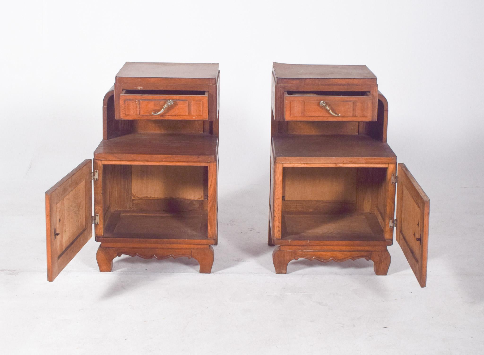 Portuguese Pair of Oak Bedside Tables For Sale 1