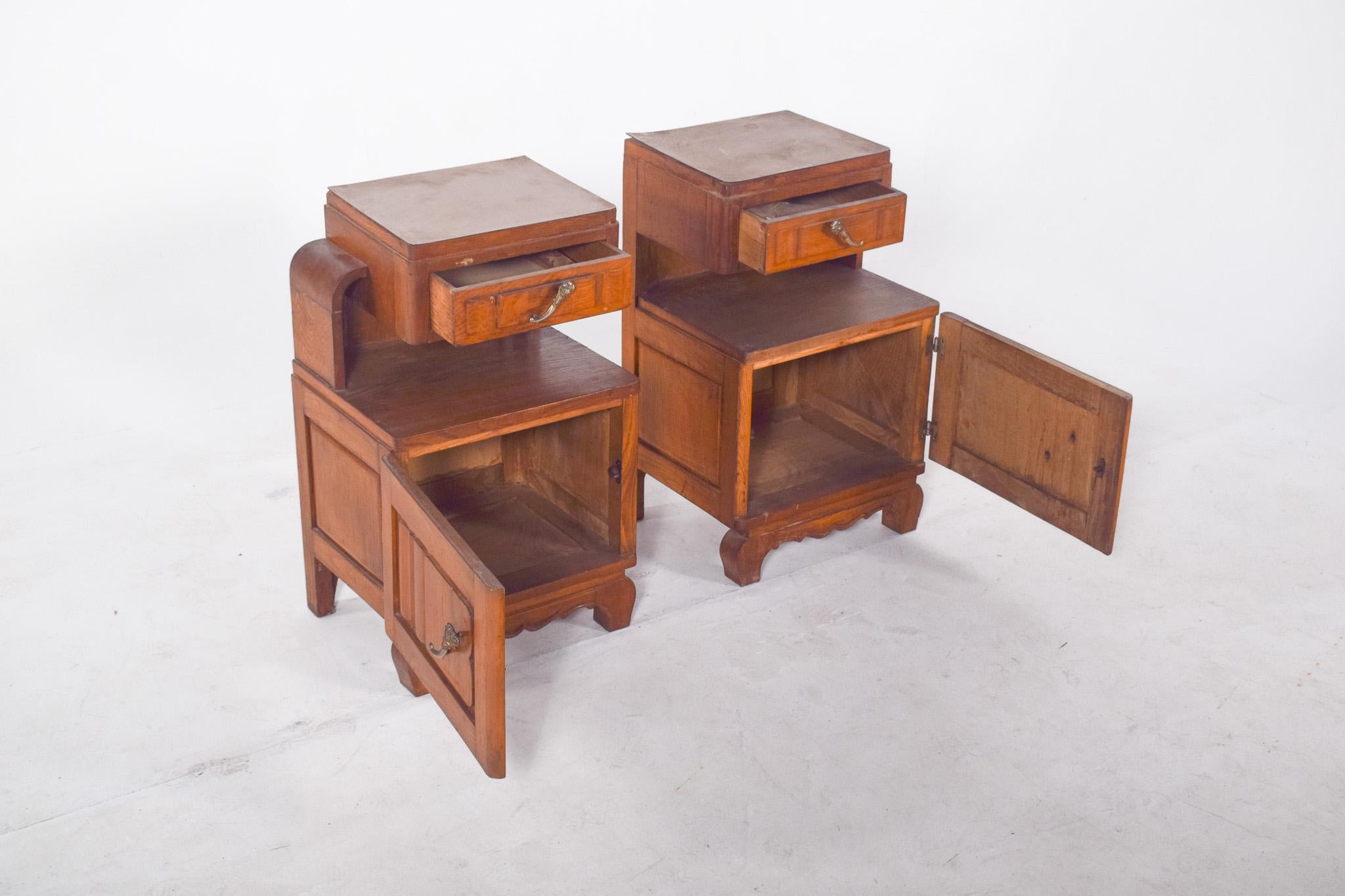 Portuguese Pair of Oak Bedside Tables For Sale 3